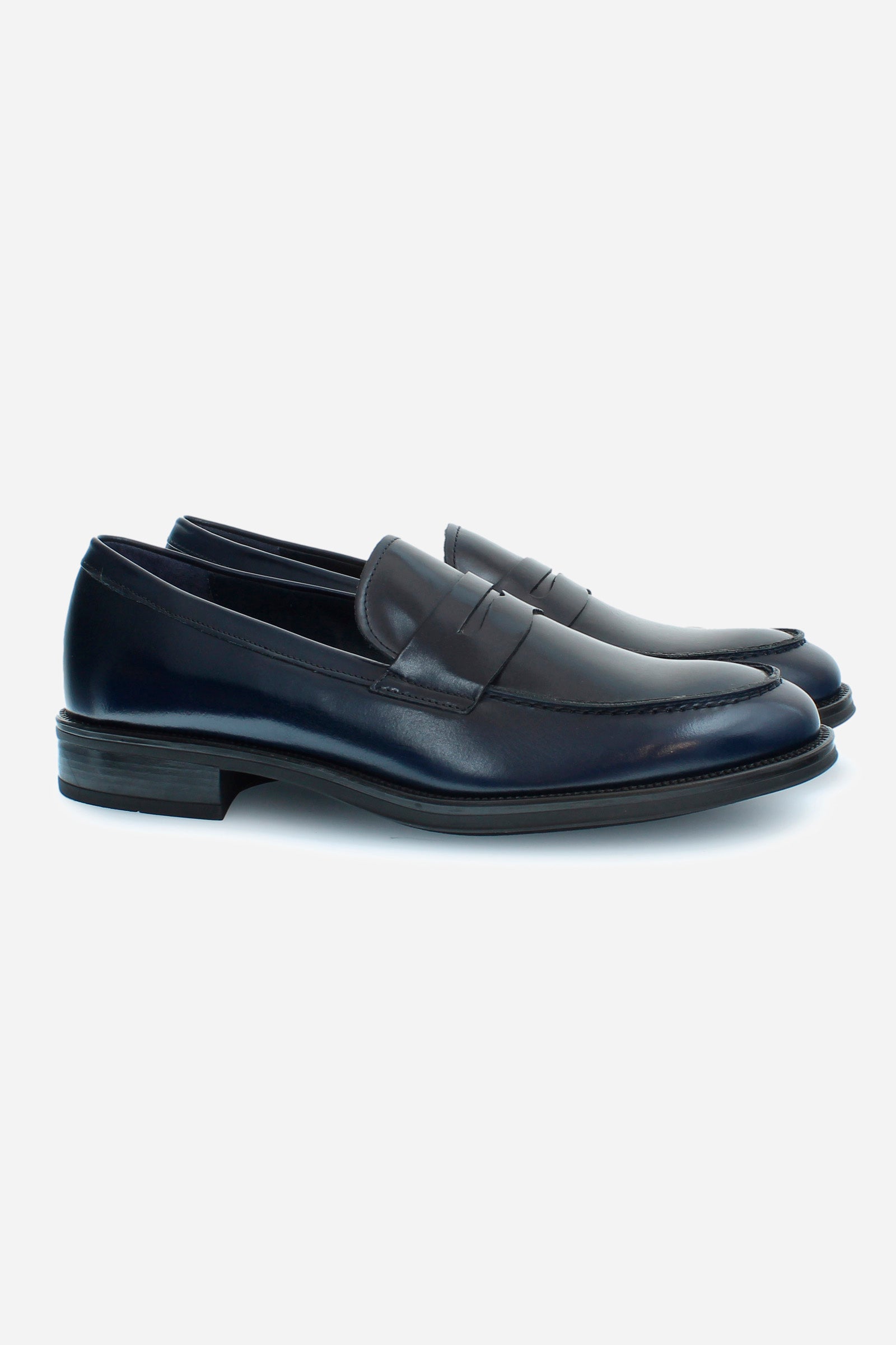 Classic and elegant men's college shoe made of single-coloured calfskin. The sole is made of black natural rubber, and the band on the template is in the same colour as the upper. The logo is printed in gold on the footbed. Perfect for adding a touch of class to a fresh and elegant look. - BLUE