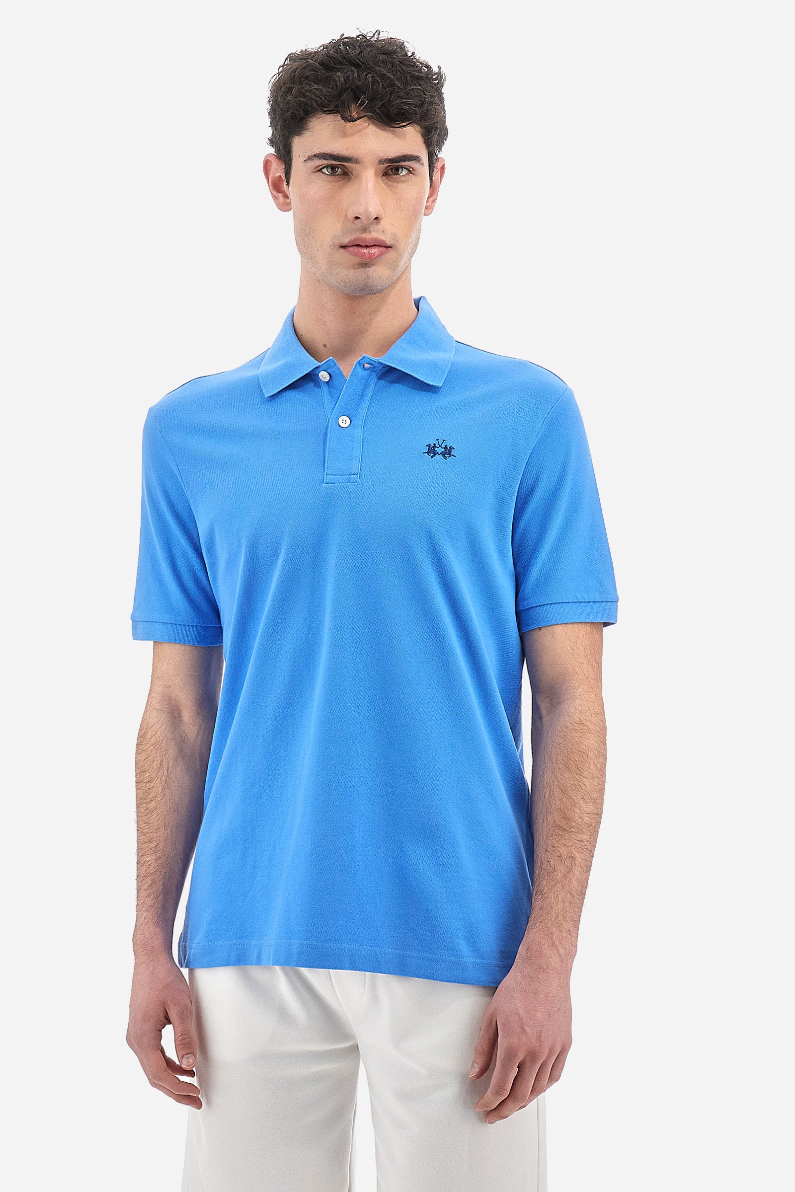 Men's plain-coloured, short-sleeved, regular-fit cotton polo shirt. Contrasting La Martina logo sewn onto the chest. This versatile garment goes perfectly with a pair of jeans from the collection. - Azure Blue