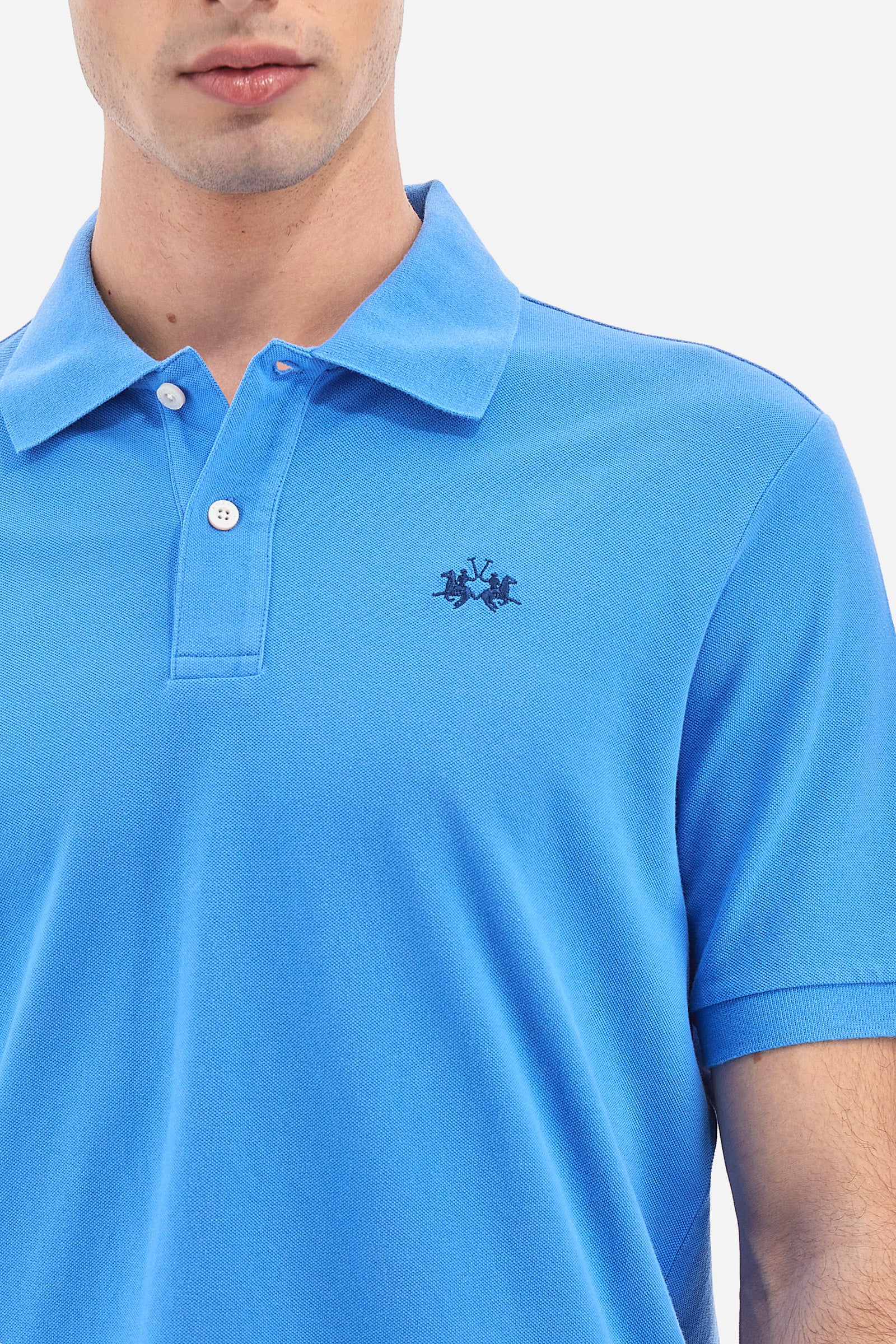Men's plain-coloured, short-sleeved, regular-fit cotton polo shirt. Contrasting La Martina logo sewn onto the chest. This versatile garment goes perfectly with a pair of jeans from the collection. - Azure Blue