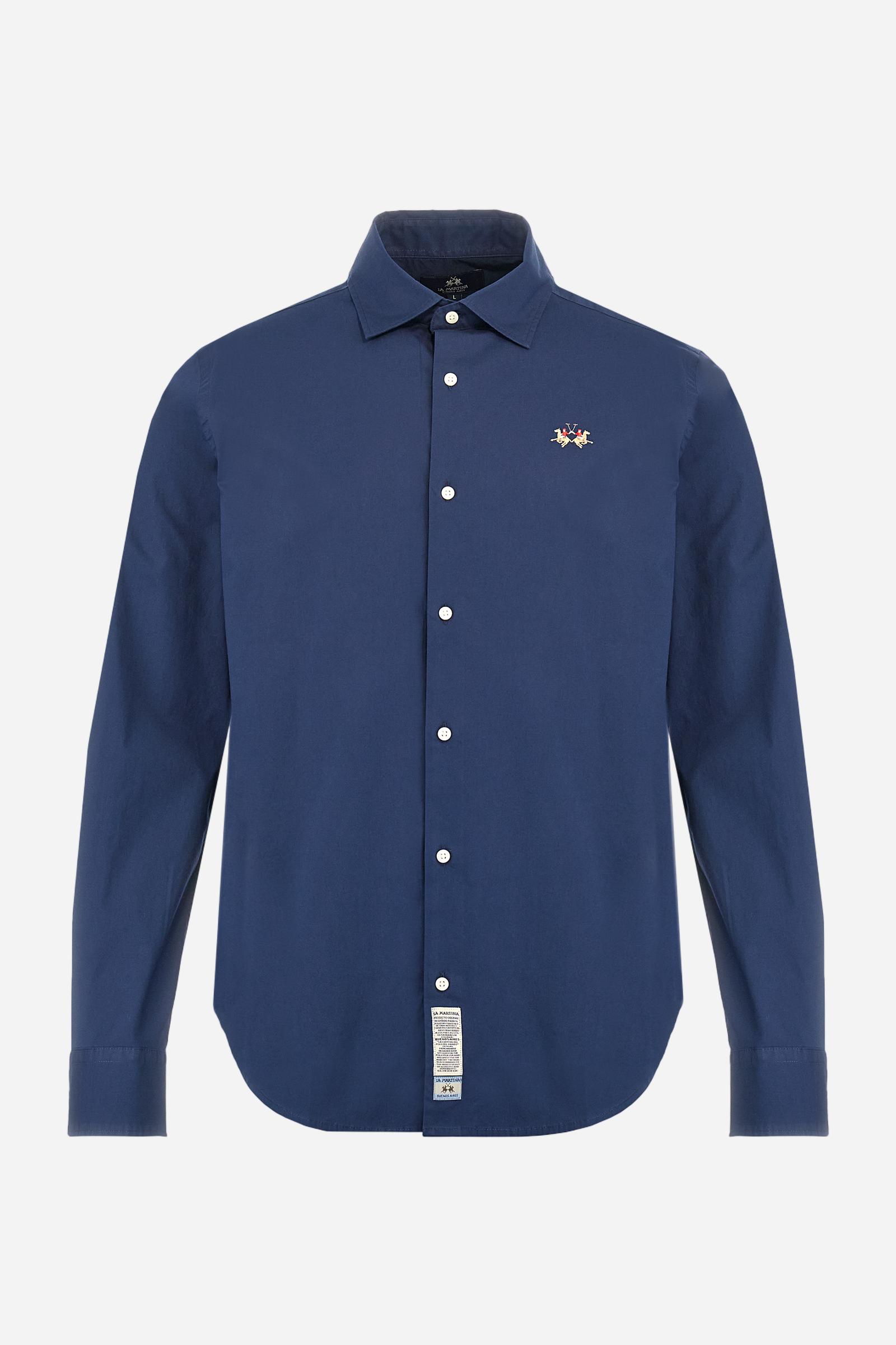 Men's single-colour long-sleeved shirt, made from 100% cotton poplin. Spread collar. The tricolour logo embroidery is on the chest, left side. The fit is slim. The model is wearing a size L. - Navy