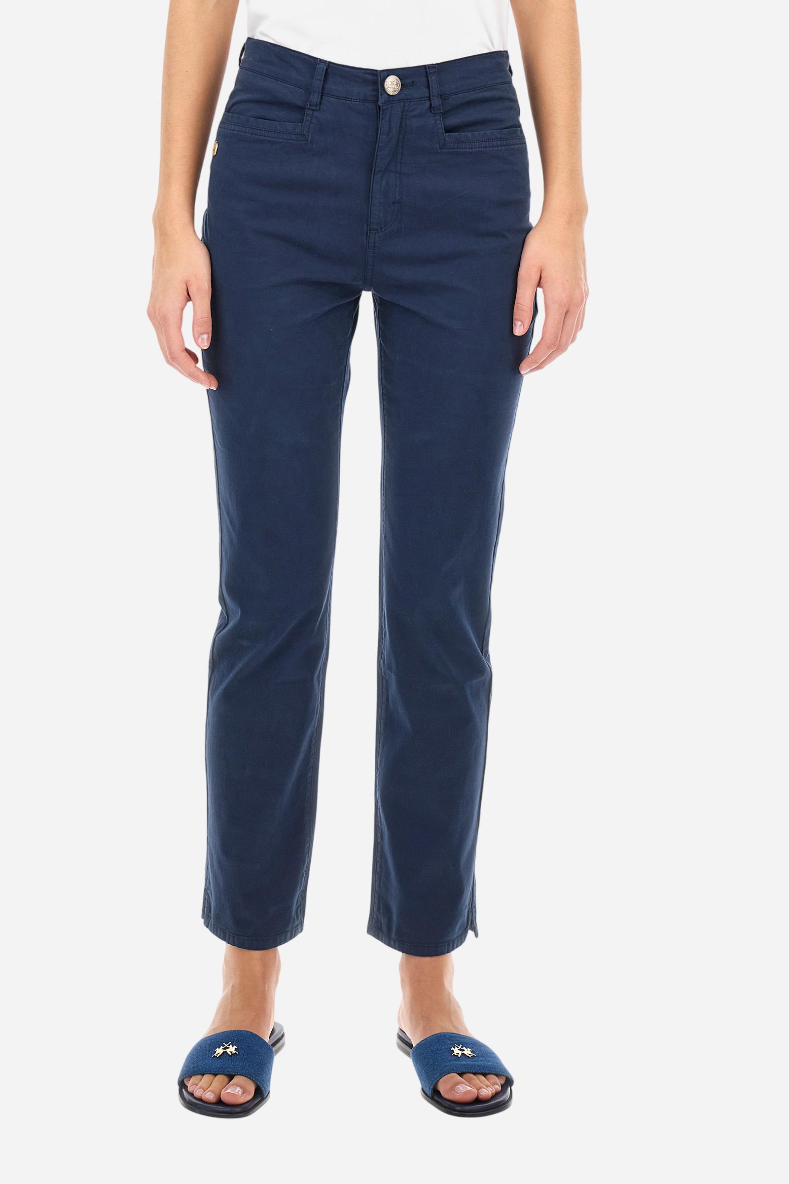 Women's single-colour flared trousers in cotton twill. Zip and metal button fastening. Five-pocket model. Square front pockets. Strap with belt loops. The back pockets have a horizontal welt opening. Visible from the outside thanks to the stitching detail that imitates traditional denim pockets. The right pocket features embroidery in a colour-contrasting thread. On the back of the strap is an eco-suede backstrap with hot stamping. The fit is regular. The model wears a size 26. - Navy