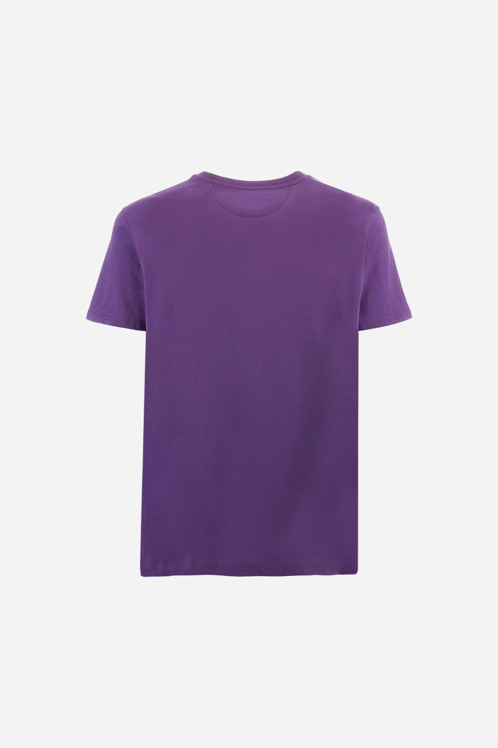 Men's short-sleeved crew-neck T-shirt in solid colour with embroidered logo in contrasting colour on the chest. Made of 100% cotton with a regular fit. It is perfect paired with Bermuda shorts or trousers for a casual and trendy look. Suitable for leisure time. The model is 187 cm tall and wears a size L. - Acai
