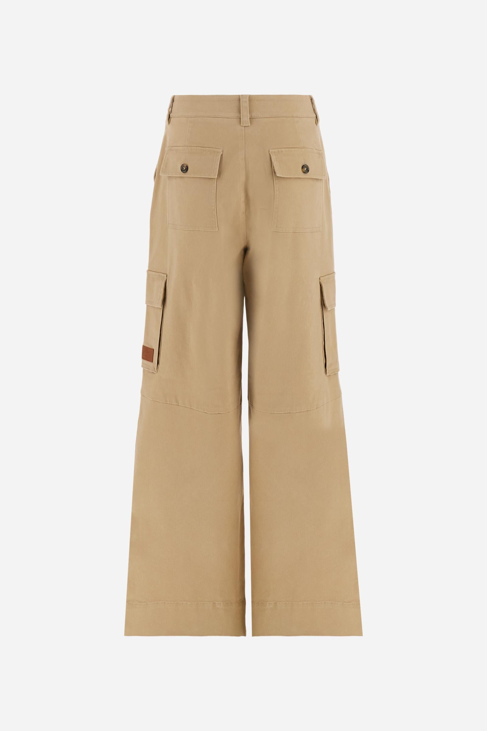 Women’s long cargo trousers in stretch cotton twill with front zip and internal hook closure. Side slash pockets and large applied thigh pockets with flap and personalised horn-effect buttons, also repeated on the back as a detail. Logo on faux leather label applied to the left thigh pocket. Relaxed fit with wide, straight leg. The model wears size 2. - Travertine