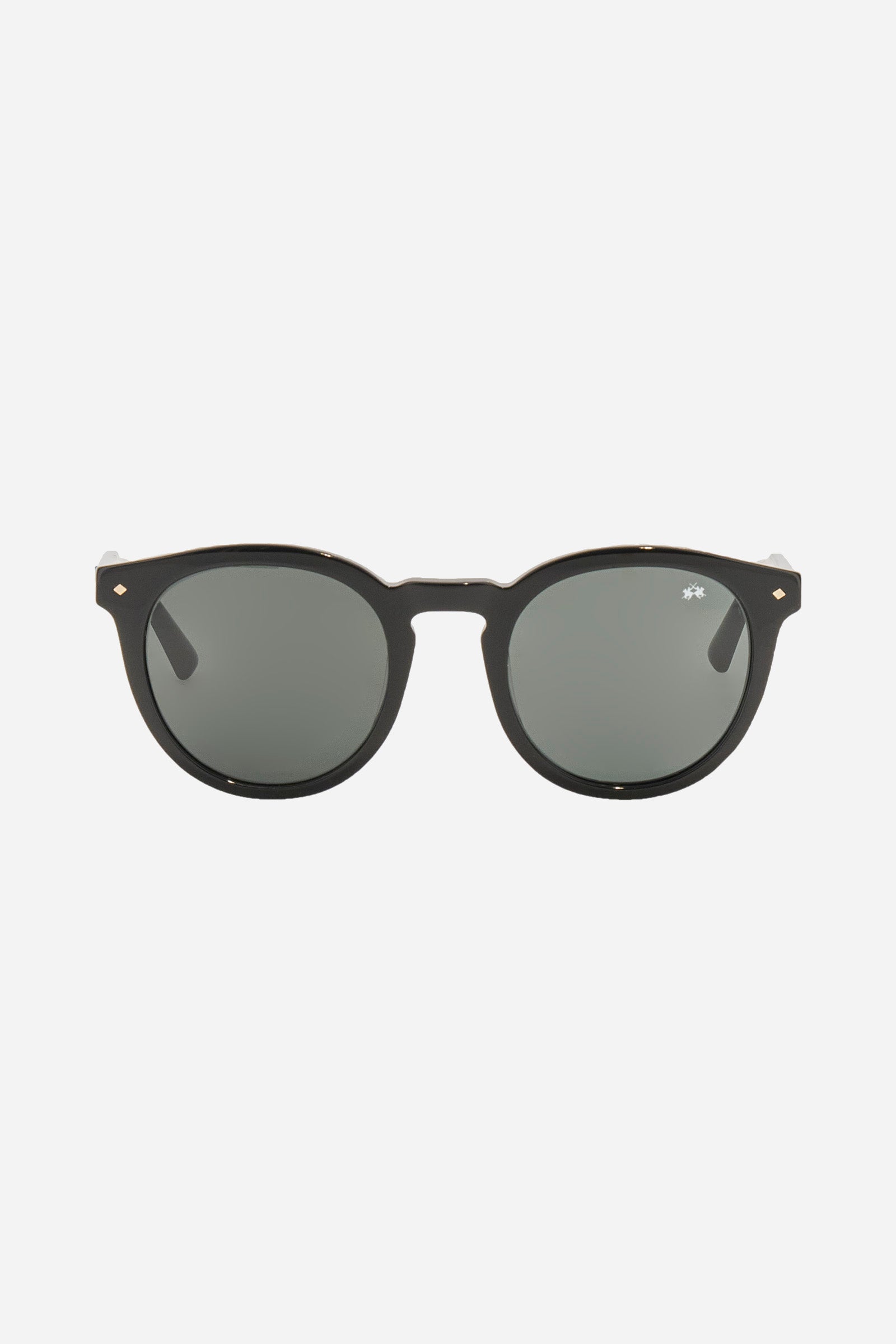 Panthos model sunglasses in acetate material. With a classic style, it features a small logo in a contrasting tone on the initial part of the rod and on the crystal lenses which are on anti-reflection. The light black frame makes it easy to wear, while the coloring allows you to wear the glasses with any look and always be fashionable. - BLACK