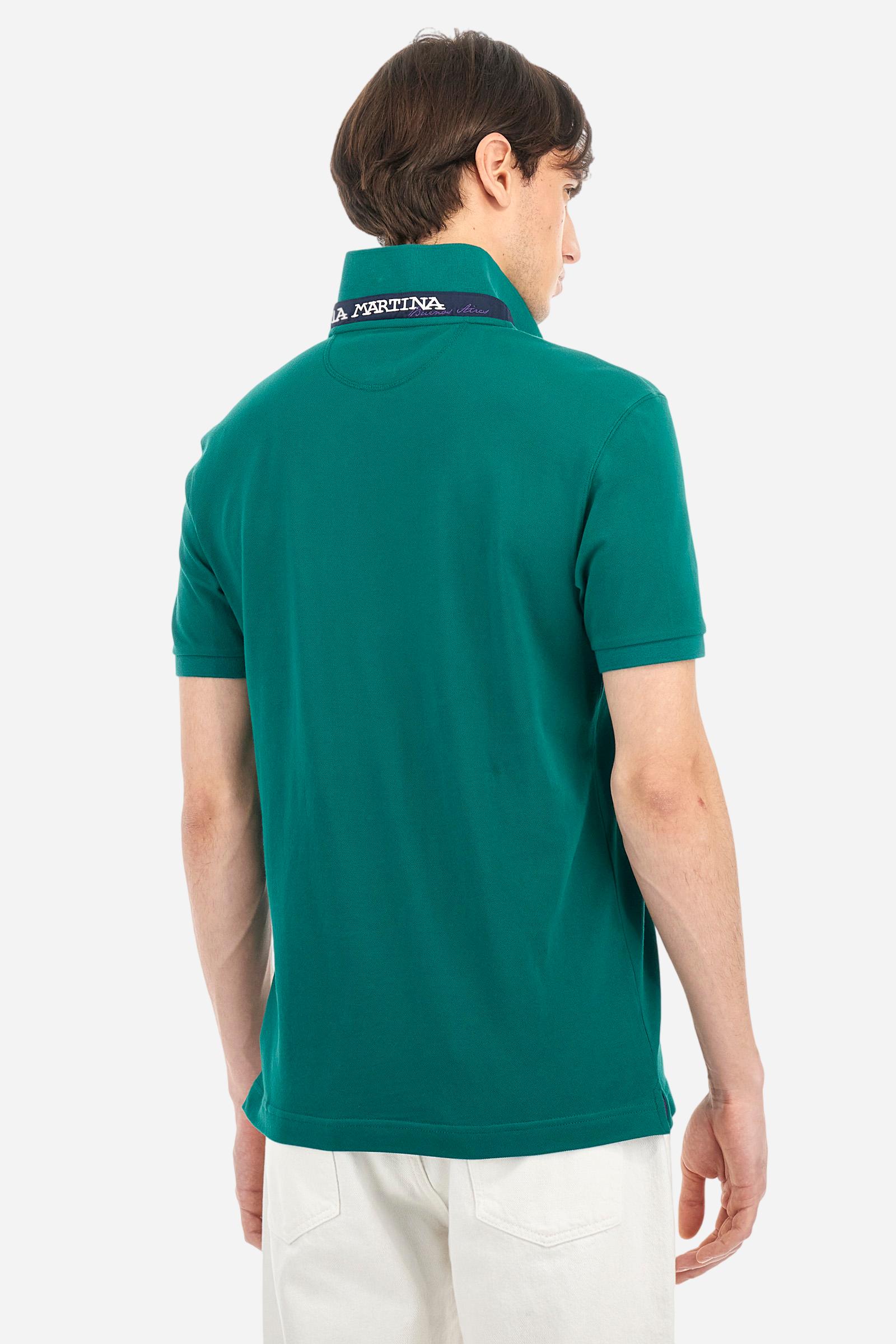 Men's plain short-sleeved polo shirt made from stretch piqué. Two-button fastening. The collar and cuffs are made from tone-on-tone ribbed fabric. Under the collar, there is a contrasting fabric panel with embroidered multicoloured lettering. The logo is embroidered on the left side of the chest in contrasting thread. Slim fit. The model is wearing a size L. - Evergreen