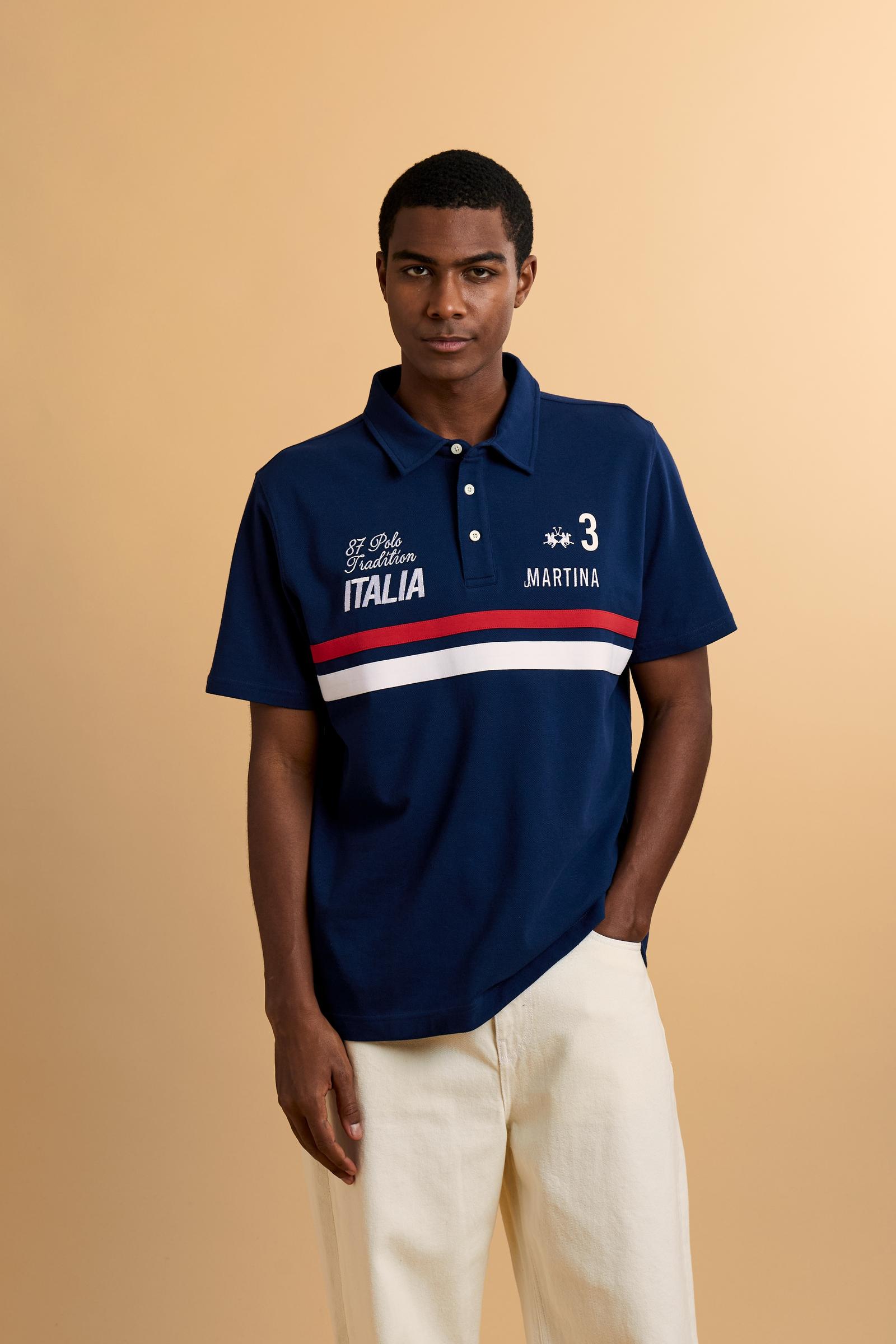 Men’s short-sleeve cotton jersey polo. Contemporary fit with a modern cut, featuring a piqué collar, coloured stripes and embroidered details inspired by the official Italian national team uniforms. - Navy