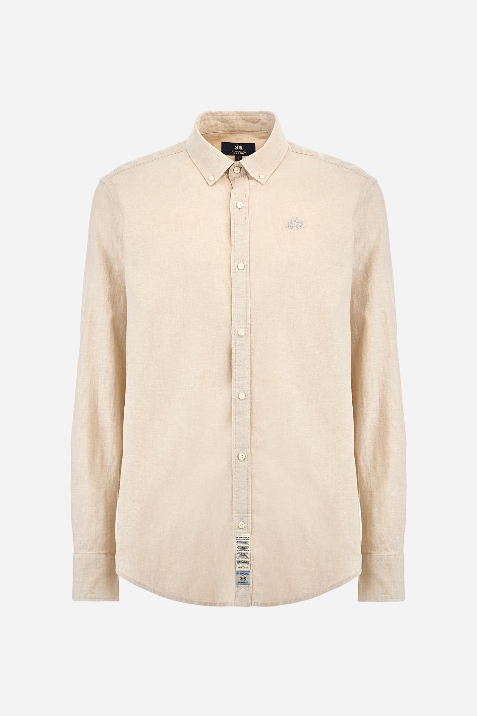 Men's plain long-sleeved shirt made from linen canvas. It features a button-down collar and a basic, traditional design, with woven labels at the bottom of the opening. The logo is embroidered on the chest, over the heart, in tone-on-tone thread. Regular fit. The model is wearing a size L. - Rainy Day