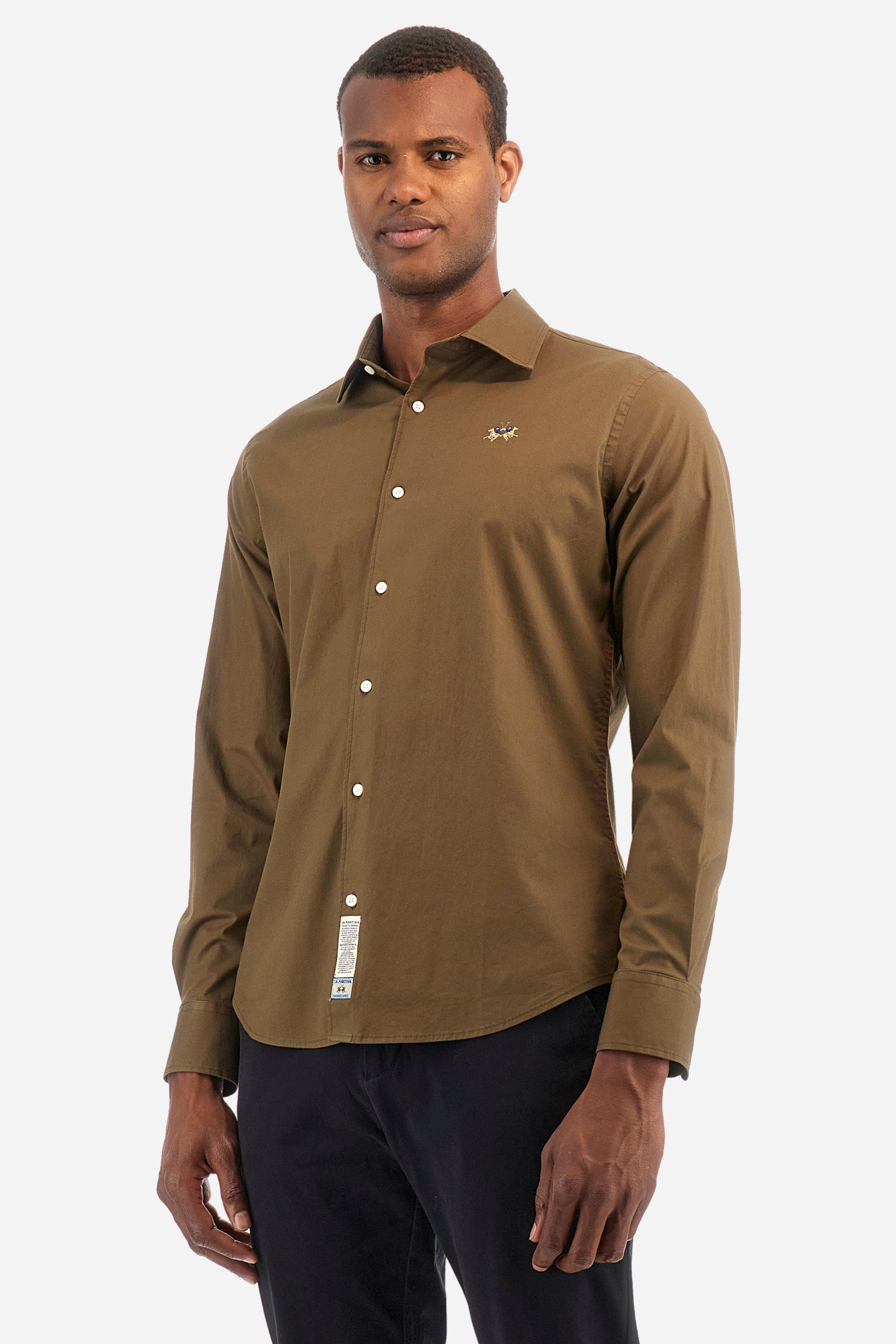 Men's plain long-sleeved shirt, made from stretch cotton. Spread collar. The brand logo is embroidered on the front. Slim fit. The model is wearing a size L. - Beech