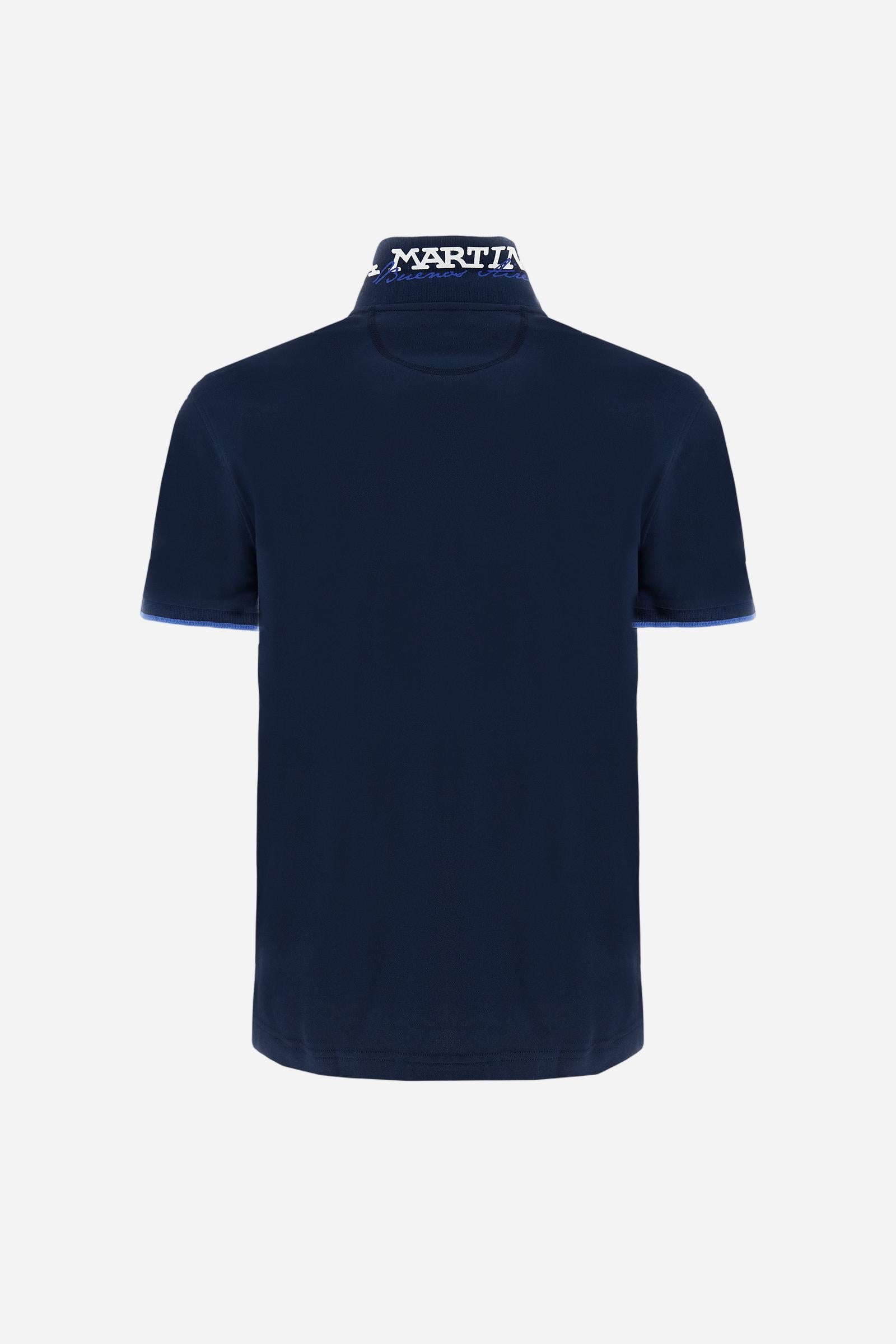 Short-sleeved, single-colour men's polo shirt made of stretch cotton piqué. Fastens with two buttons. The collar and cuffs are ribbed, and there is a colour-contrasting trim at the bottom of the collar. Inside the collar there is a grosgrain ribbon of a different shade. The logo is embroidered on the chest in a contrasting colour. The fit is slim. The model is wearing a size L. - Navy