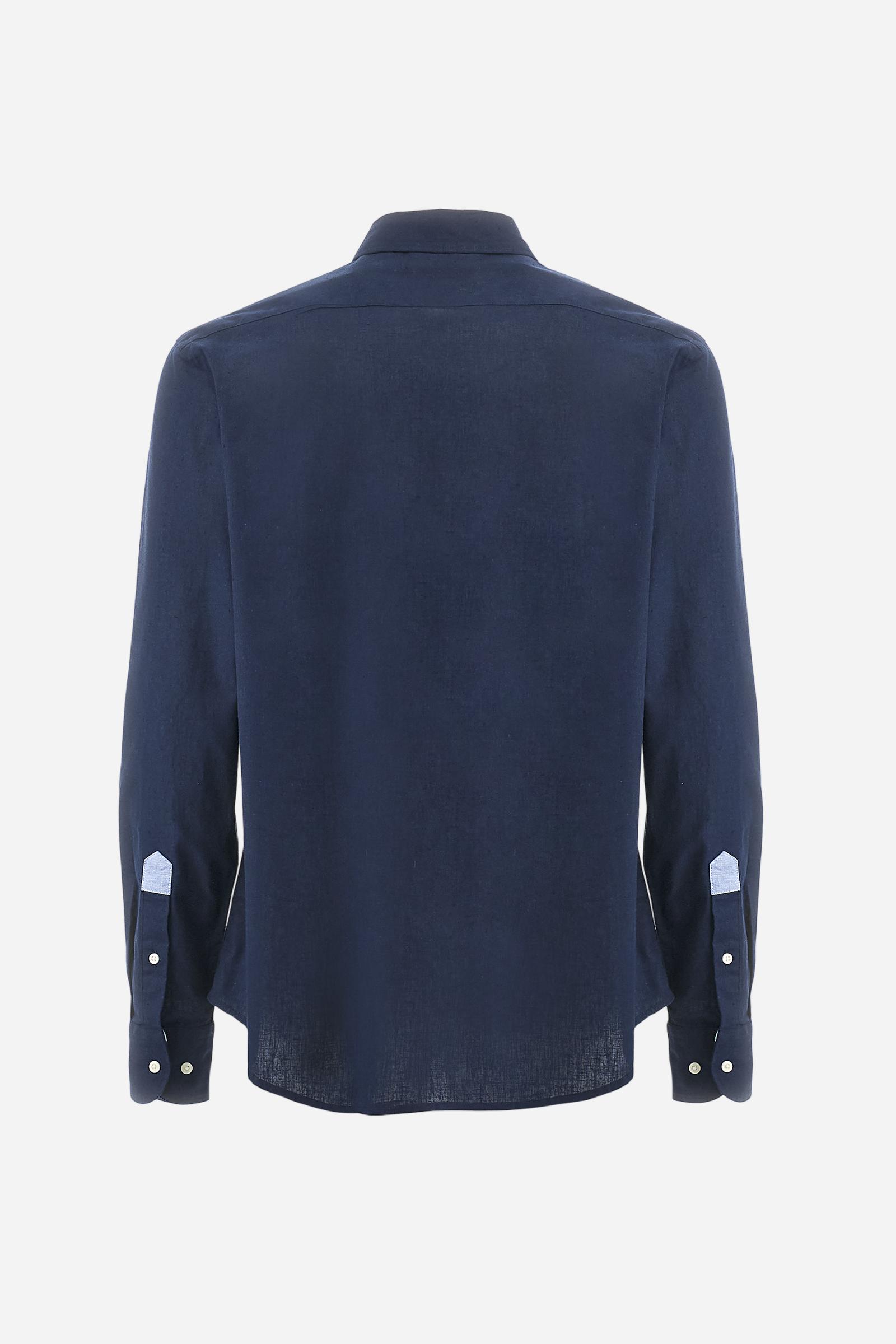 Men's plain long-sleeved shirt made from cotton and linen canvas. Featuring a button-down collar and sleeve openings embellished with contrasting fabric details. The graphic on the chest, over the heart, is created using a combination of embroidery and printing techniques to add a distinctive touch. On the side, at the front, there is a ribbon embroidered with the word Argentina, topped with a print. Regular fit. The model is wearing a size L. - Navy