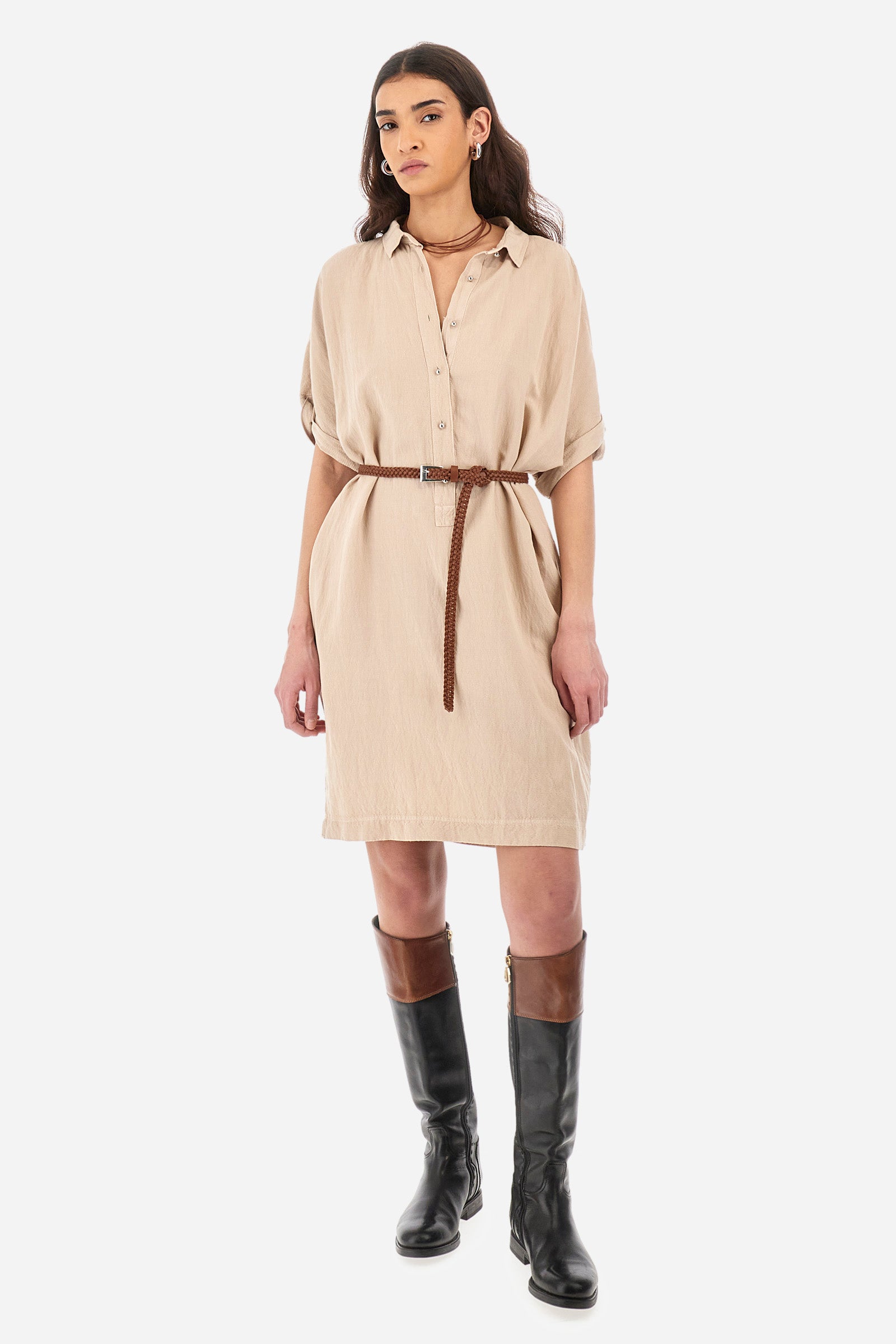 Single-colour short-sleeved dress, in a linen blend. Soft, straight cut silhouette, above-the-knee length. Waistline marked by the belt supplied with the garment. French collar. With button fastening. Featuring two front welt pockets. The number 2 and the lettering "La Martina" are embroidered on the back. The logo is present on a metal plate sewn on one sleeve. The fit is regular. The model wears a size 2. - Tidal Foam