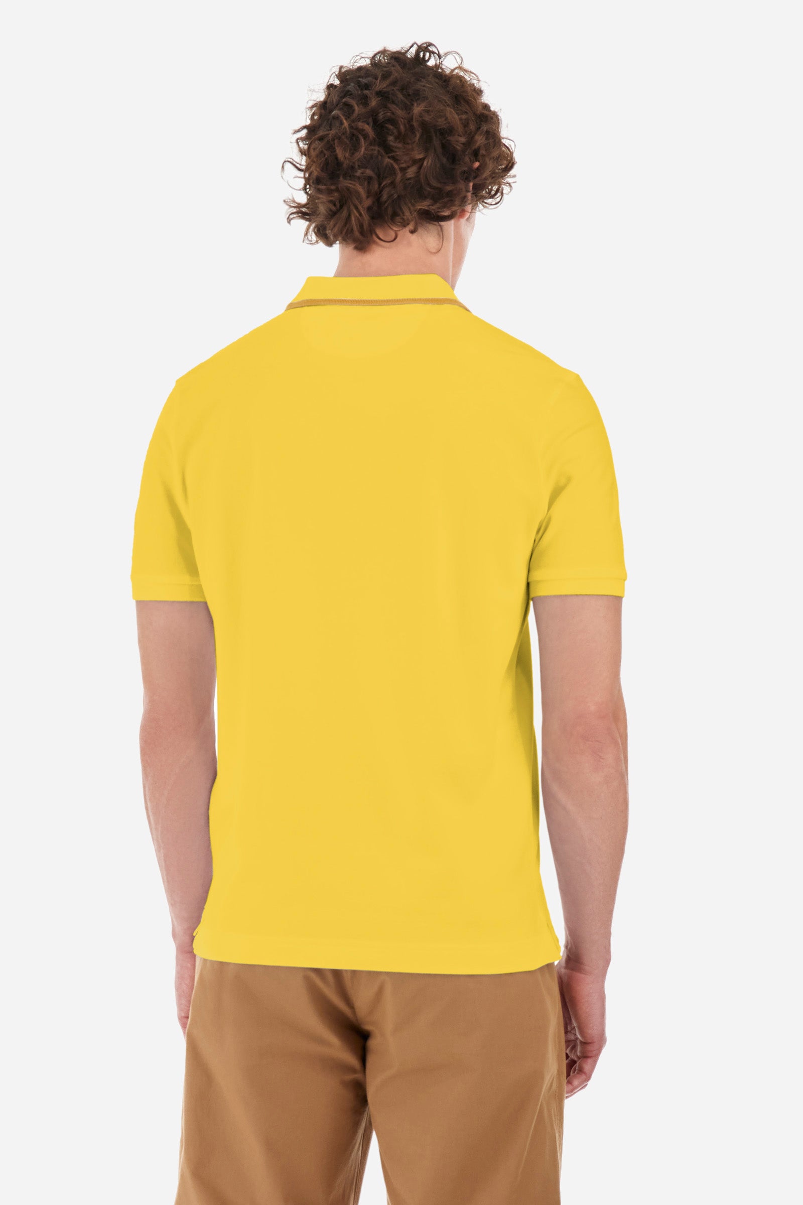 Men's short-sleeved single-colour polo shirt in elasticated cotton. Two-button fastening. Ribbed collar and armholes. The neck is profiled. On the front we find the symbol representing the Guards line. Featuring a small logo embroidered on the chest. The fit is regular. The model wears a size L. - Aspen Gold