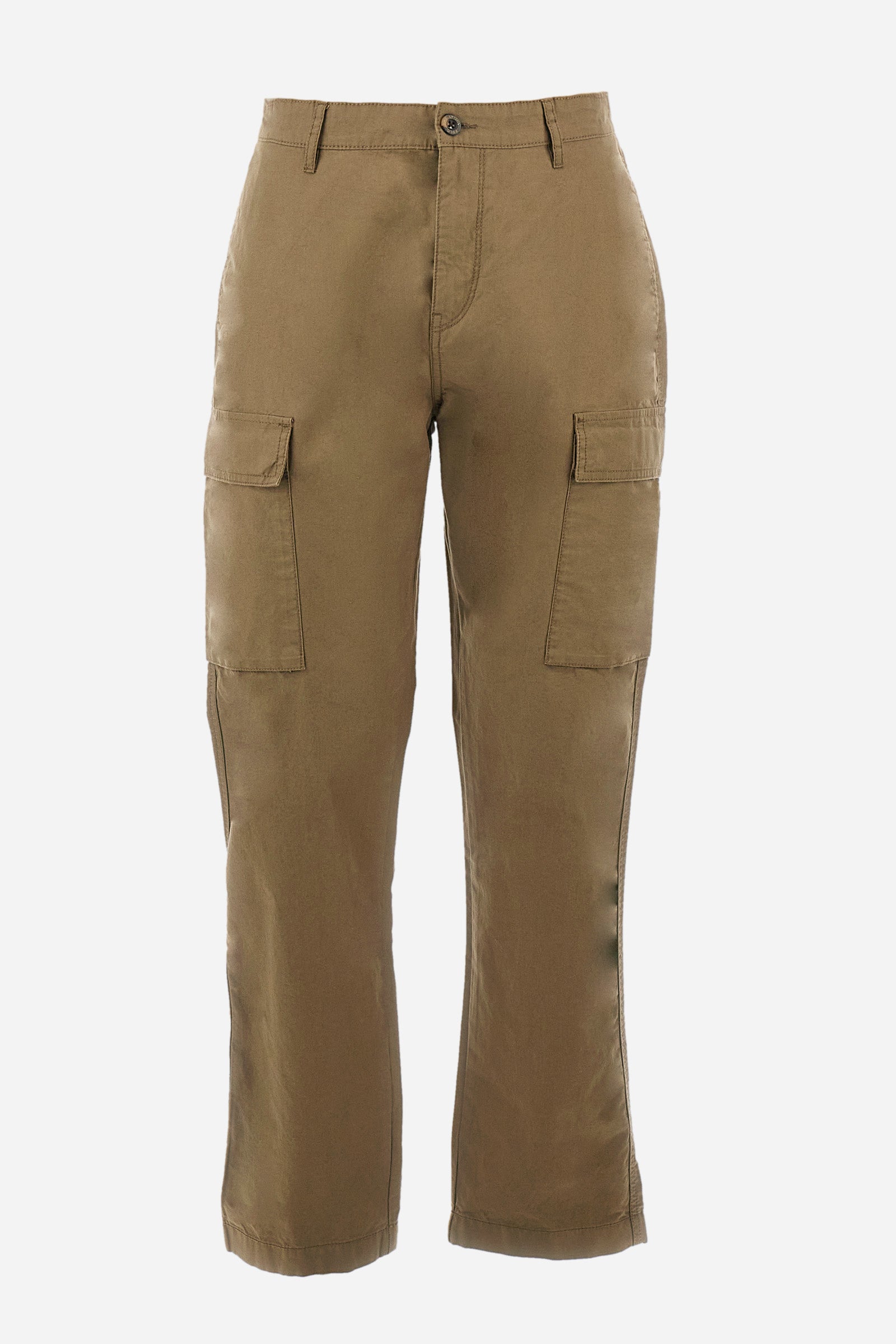 Men's single-colour cargo trousers in 100% cotton. With belt loops, zip and button fastening. There are two open pockets on the front, two cargo pockets with press stud fastening and two additional pockets on the back with buttonhole and classic button fastening. There is a logo with a patch sewn onto the reverse. The fit is regular. The model wears a size 33. - Military Olive