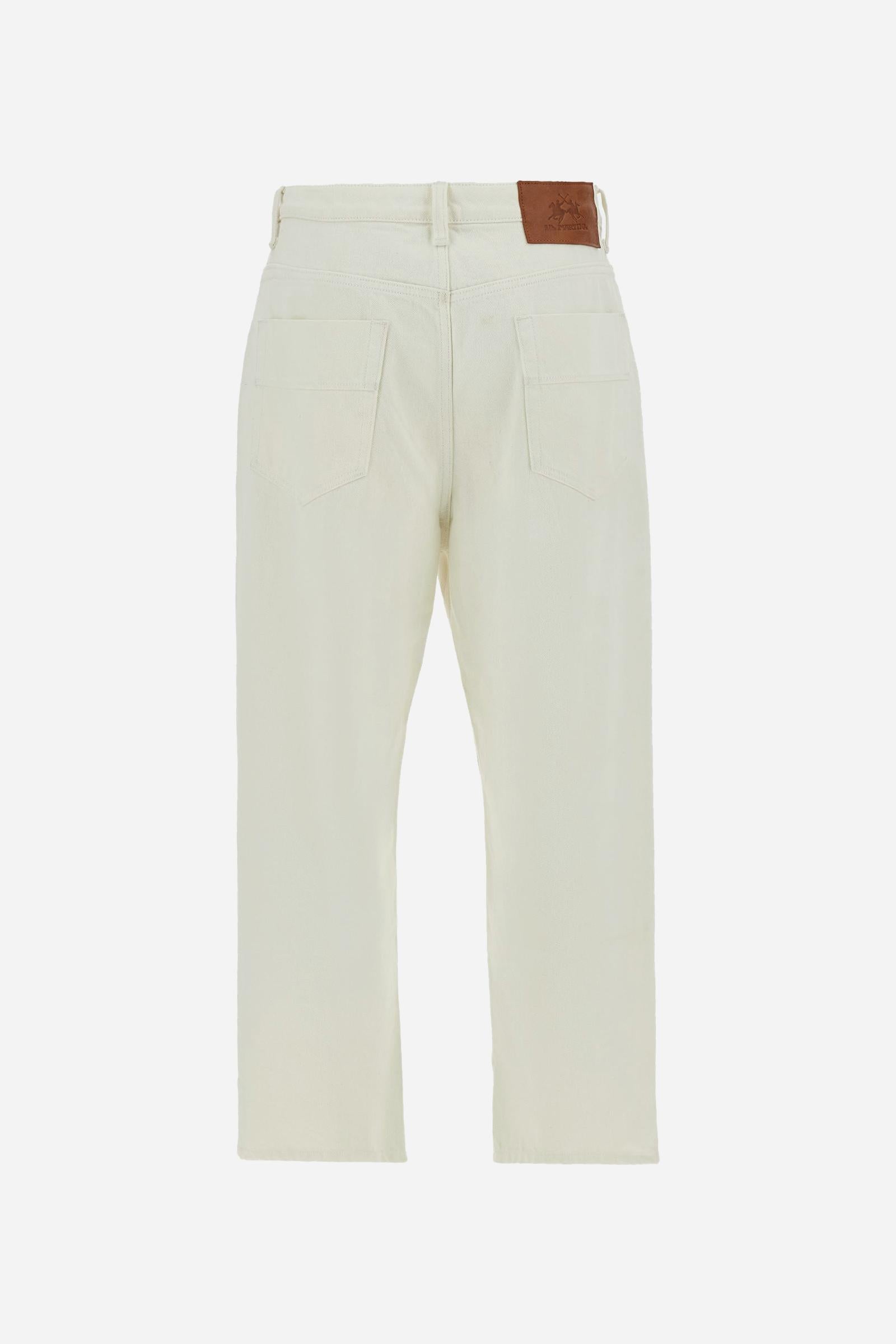 Men’s long trousers made from durable 100% cotton drill, characterized by a compact structure that ensures long-lasting wear and shape retention. The five-pocket construction recalls classic workwear aesthetics, with custom metal rivets and tonal reinforcement stitching that enhance durability. The leather back patch with contrasting logo and the internal waistband embroidery add exclusive details. The fit is relaxed, with a straight leg from hip to hem for comfort and ease of movement. An essential piece w