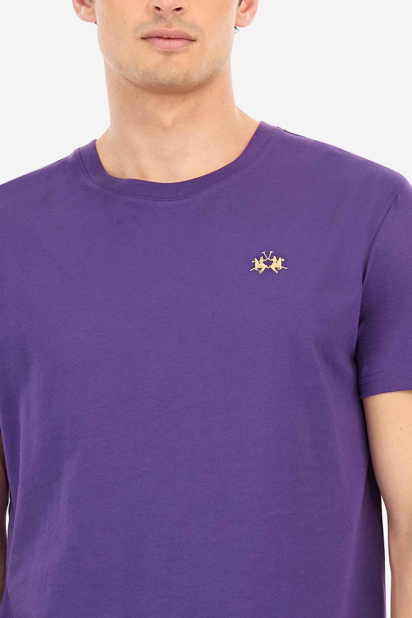 Men's short-sleeved crew-neck T-shirt in solid colour with embroidered logo in contrasting colour on the chest. Made of 100% cotton with a regular fit. It is perfect paired with Bermuda shorts or trousers for a casual and trendy look. Suitable for leisure time. The model is 187 cm tall and wears a size L. - Acai