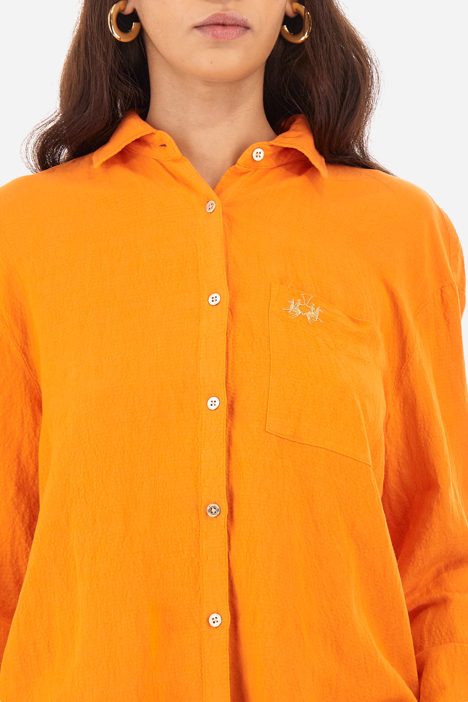 Long-sleeved women's shirt in a linen blend. French collar. With buttoned cuffs. Featuring darts on the back. Featuring a small embroidered logo on the front. The fit is regular. The model wears a size 2. - Celosia Orange