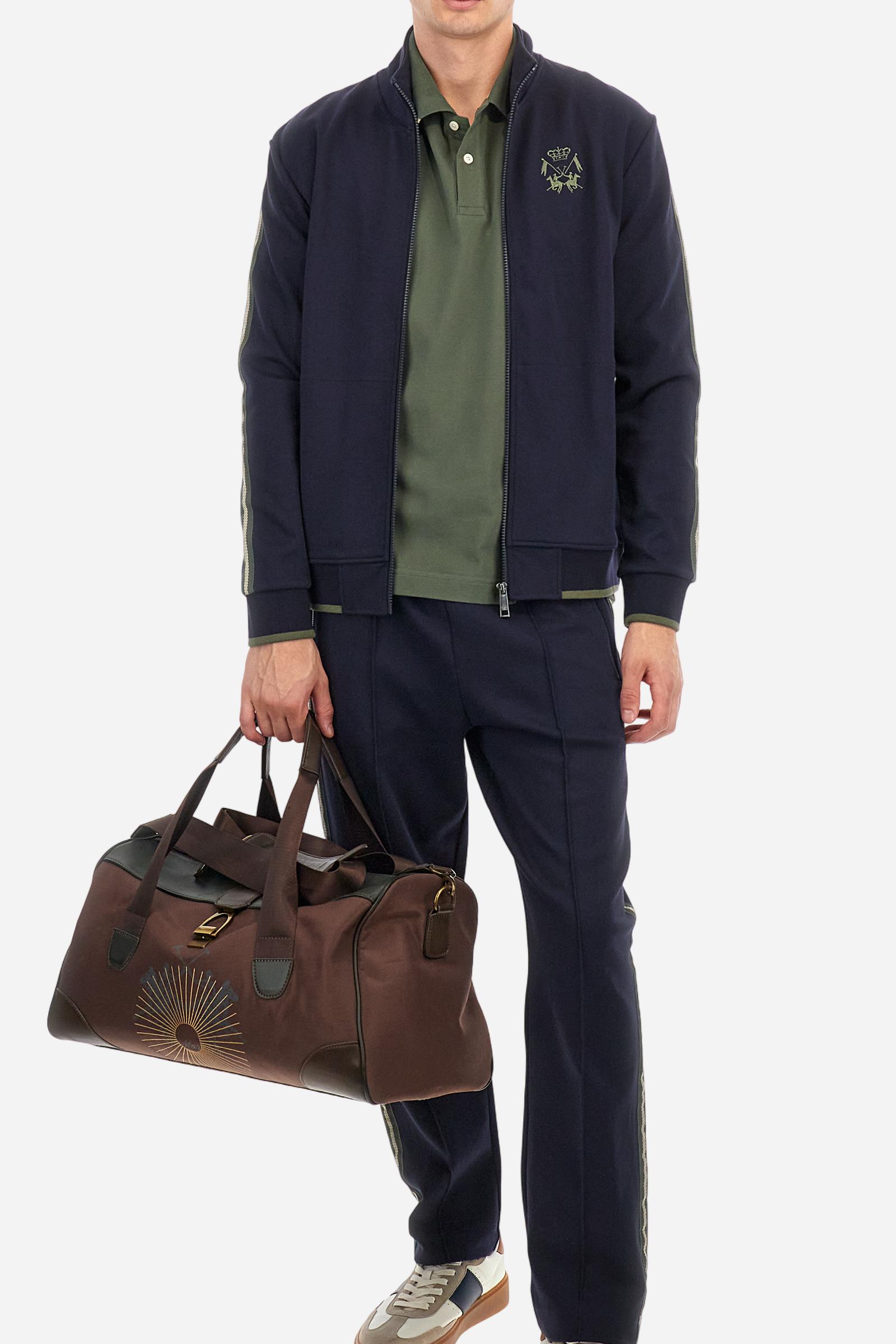 Short-sleeved, single-colour men's polo shirt made of stretch cotton piqué. Fastens with two buttons. The collar and cuffs are ribbed, and there is a colour-contrasting trim at the bottom of the collar. Inside the collar there is a grosgrain ribbon of a different shade. The logo is embroidered on the chest in a contrasting colour. The fit is slim. The model is wearing a size L. - Thyme