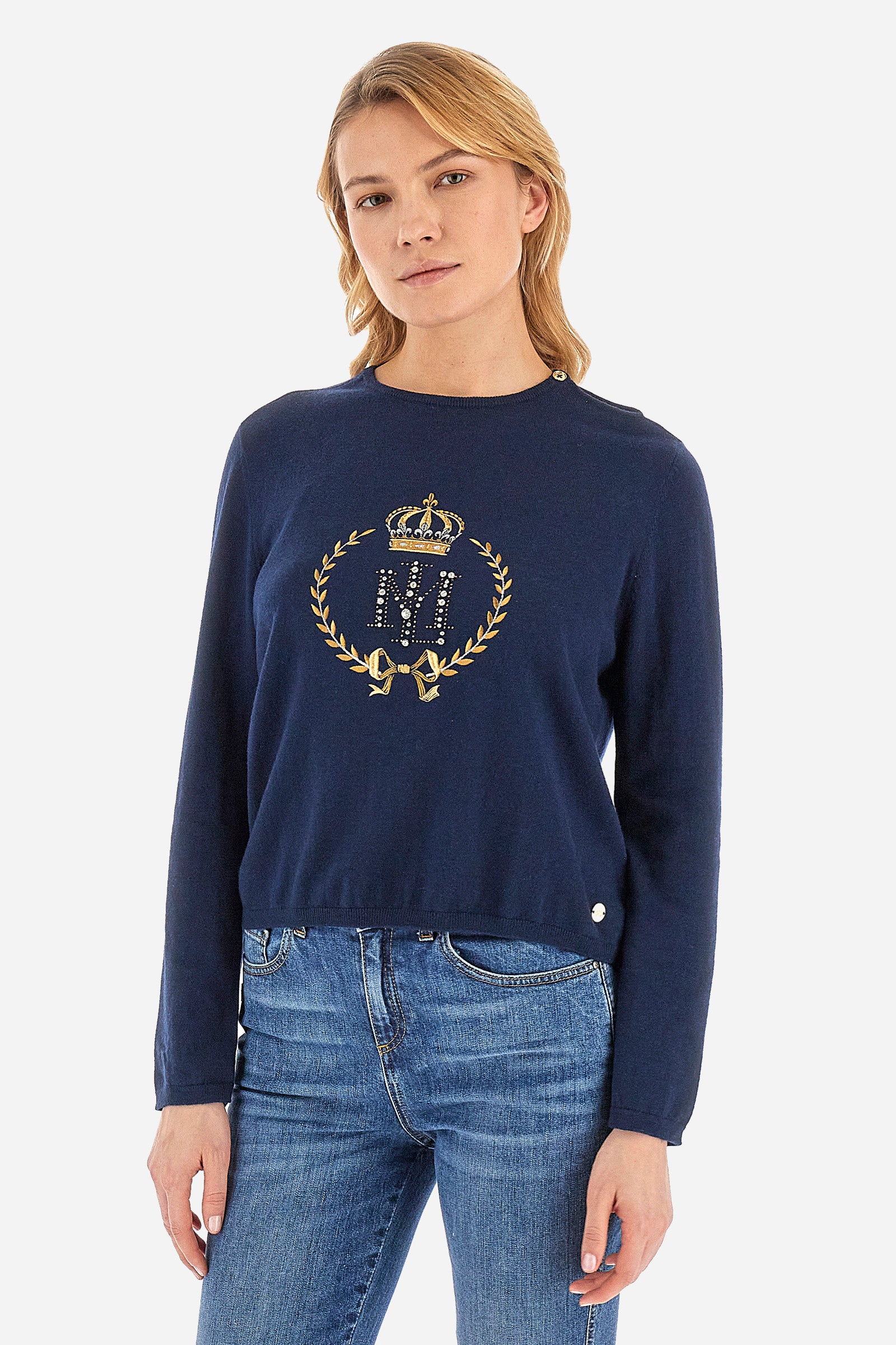 Women’s crew neck sweater made of cashmere blended yarns. With long sleeves and a regular fit to fit all silhouettes. The solid color has a gold contrast embroidery on the front of the England line making the garment original and unique. The small La Martina logo is applied on two buttons, one on the crew neck, and one on the waist. Ideal garment to give a touch of sophistication to winter outfits. The model is 174 cm tall and wears a size 2. - Navy