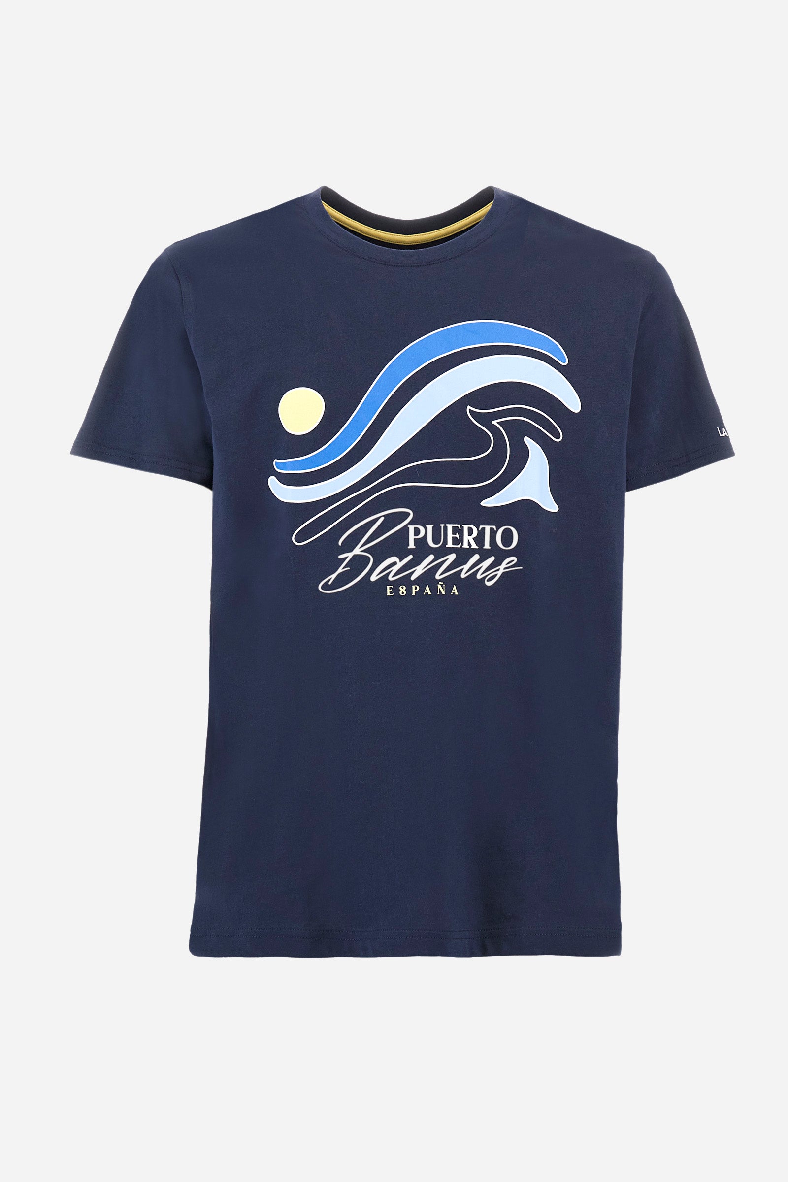 Men's short-sleeved T-shirt with a crew neck in a single colour. Made of 100% cotton. On the front there are stylised waves and the words "Puerto Banus España". A logo and the lettering "La Martina" are embroidered on one of the sleeves. Regular fit. The model wears a size L. - Navy
