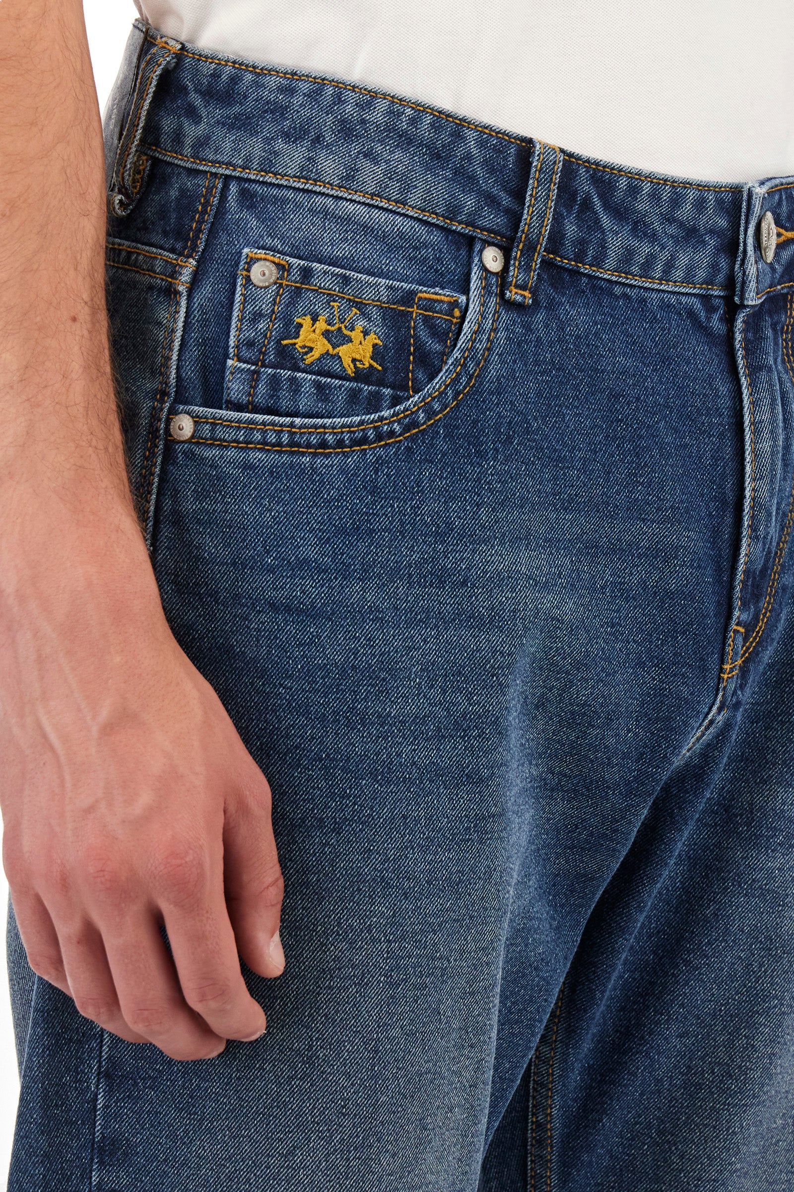 Men's plain 5-pocket jeans, made from 100% cotton. Complete with belt loops and a zip fly and button. Double front pocket with a small pocket on one side and double pocket on the back. The logo is embroidered on the front. Regular fit. The model is wearing a size 33. - Light Indigo Denim