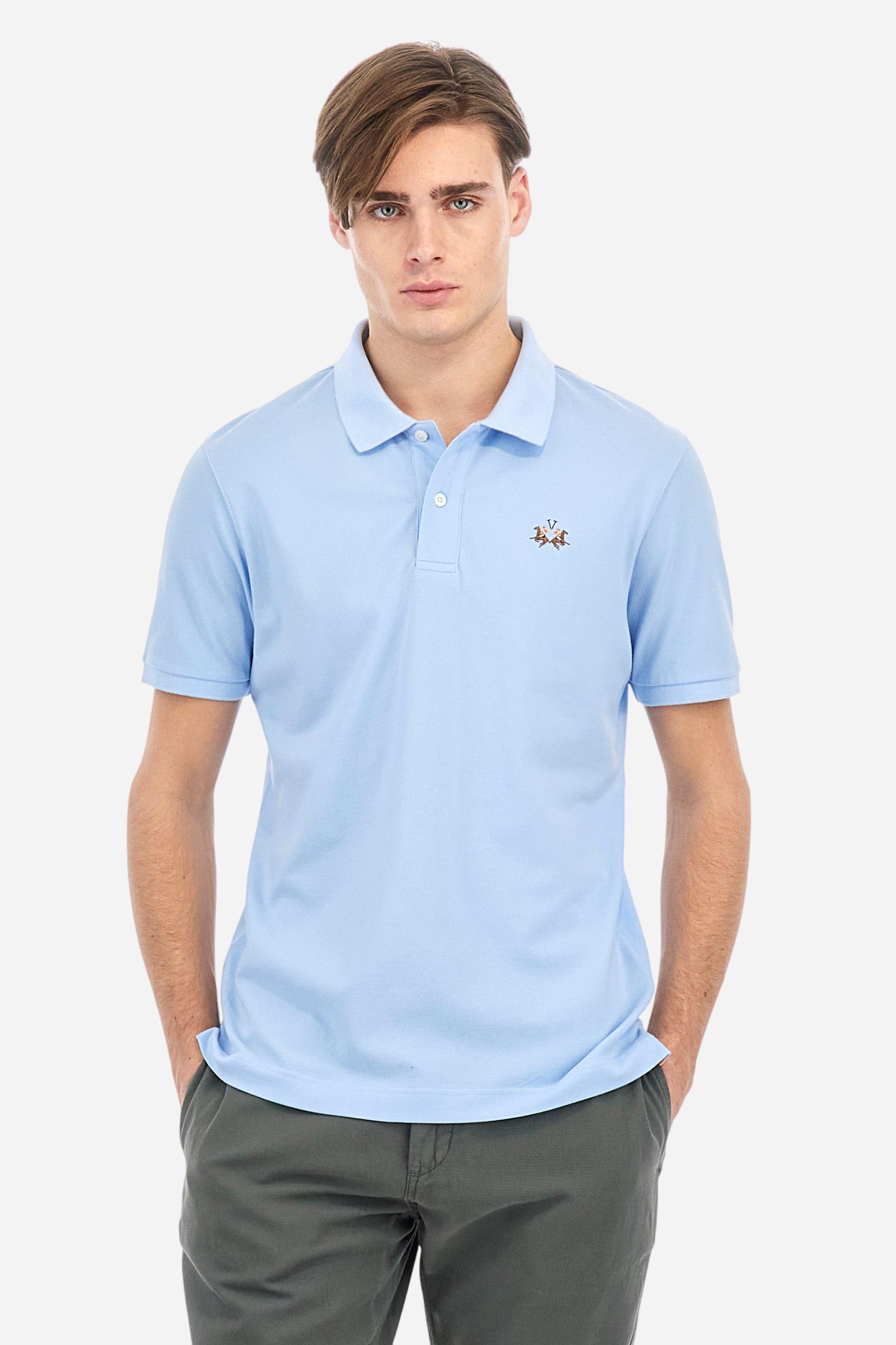 Men's plain short-sleeved polo shirt made from stretch piqué. Two-button fastening. The collar and cuffs are made from tone-on-tone ribbed fabric. Under the collar, there is a contrasting fabric panel with embroidered multicoloured lettering. The logo is embroidered on the left side of the chest in contrasting thread. Slim fit. The model is wearing a size L. - Vista Blue