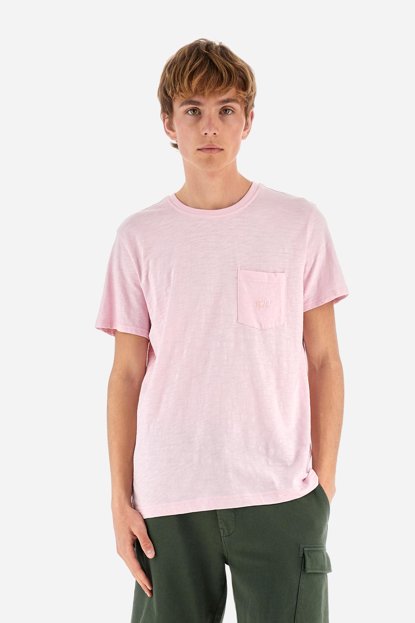 Men's short-sleeved T-shirt with a crew neck in a single colour. Made of 100% cotton. A small logo is embroidered on a chest pocket. Regular fit. The model wears a size L. - Parfait Pink