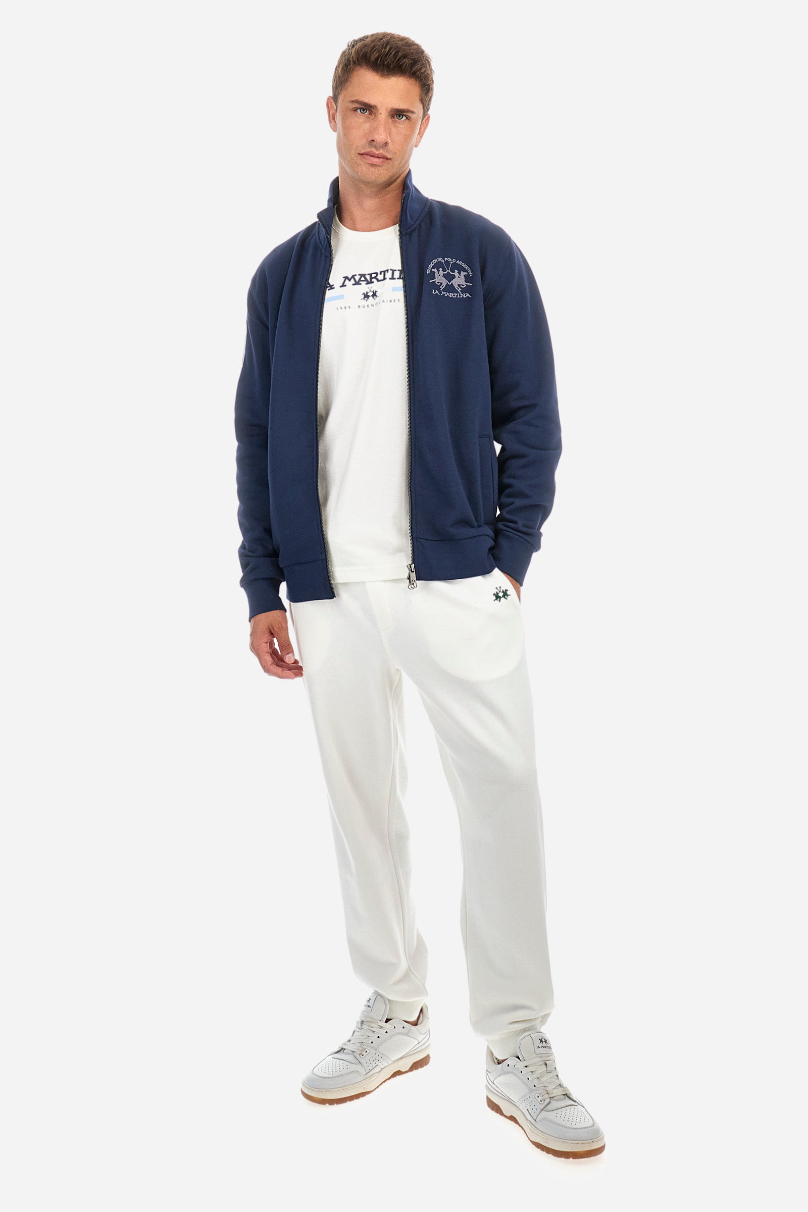 Men's single-colour short-sleeved crew-neck T-shirt, made of 100% cotton. The front features La Martina lettering and the logo with a strip of colour representing the flag of Argentina. Regular fit. The model is wearing a size L. - Off White