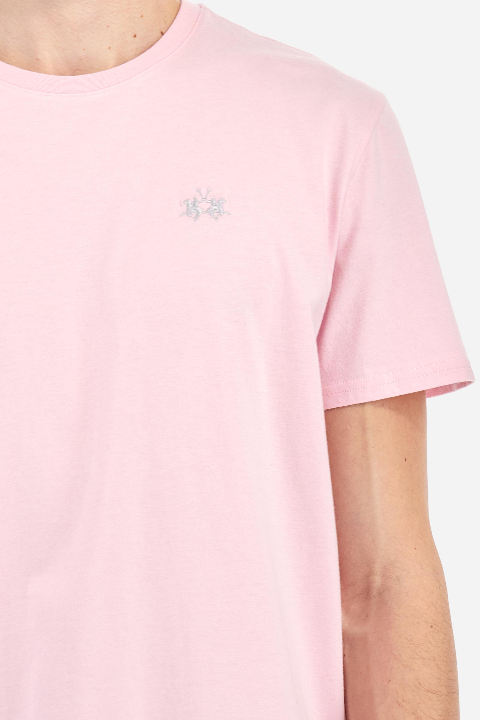 Men's short-sleeved crew-neck T-shirt in solid colour with embroidered logo in contrasting colour on the chest. Made of 100% cotton with a regular fit. It is perfect paired with Bermuda shorts or trousers for a casual and trendy look. Suitable for leisure time. The model is 187 cm tall and wears a size L. - Parfait Pink