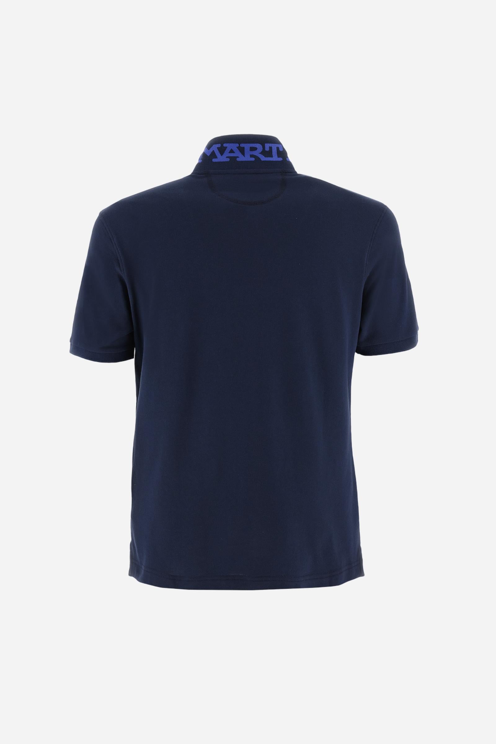 Men's plain short-sleeved polo shirt made from stretch piqué. Two-button fastening. The collar and cuffs are made from tone-on-tone ribbed fabric. A contrasting fabric patch depicting the number 3 is appliquéd on the right sleeve. The logo is embroidered on the left side of the chest in contrasting thread. Under the collar, there is a large contrasting print of the La Martina lettering. Regular fit. The model is wearing a size L. - Navy