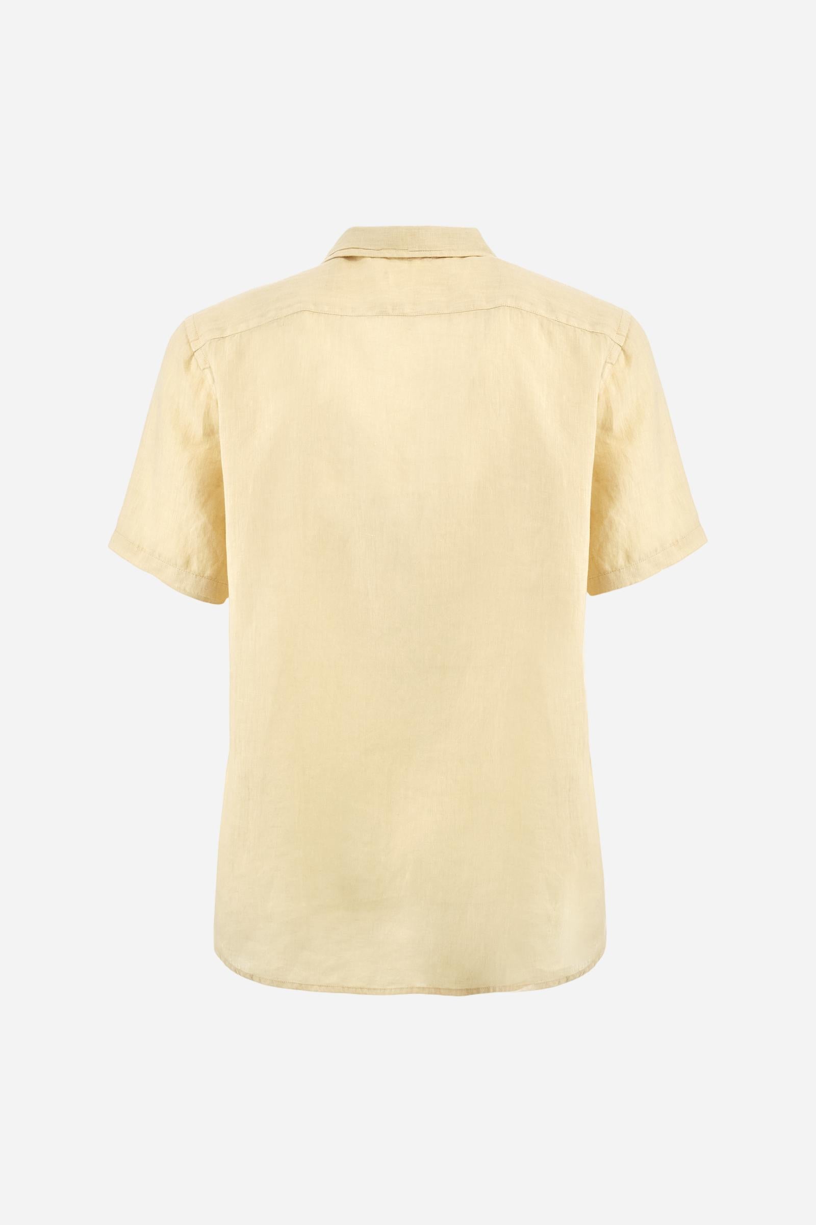 Men's plain short-sleeved shirt made from soft linen canvas. This model features a bowling collar and an appliquéd patch pocket on the left side of the chest, topped with a tone-on-tone embroidered logo. Regular fit. The model is wearing a size L. - Twill