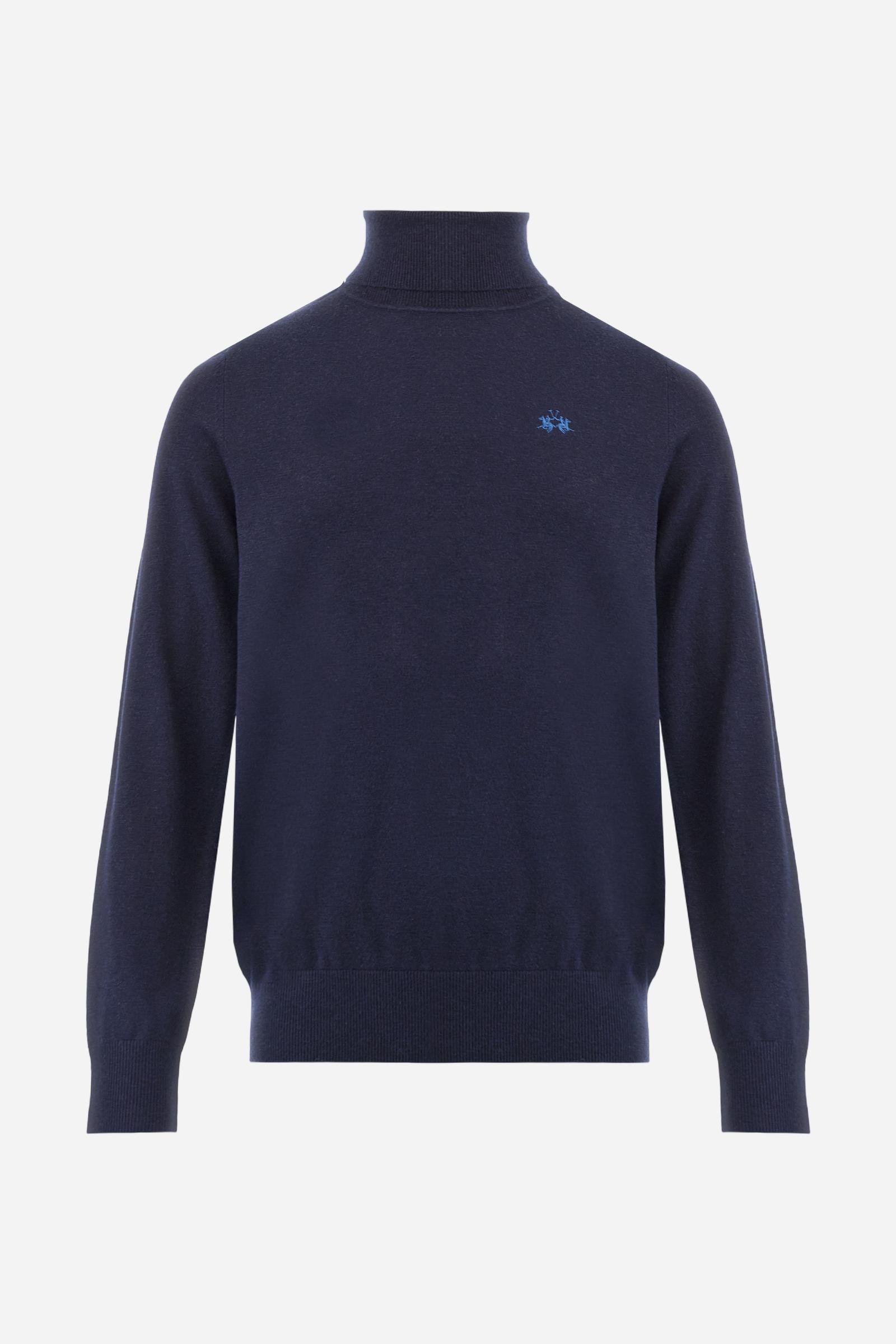Men's long-sleeved solid colour jumper. This high-neck model is made in a soft-touch wool blend. The neck and cuffs are made in tone-on-tone ribbing. The logo is embroidered on the left of the chest in tone-on-tone thread. Regular fit. The model is wearing a size L - Navy