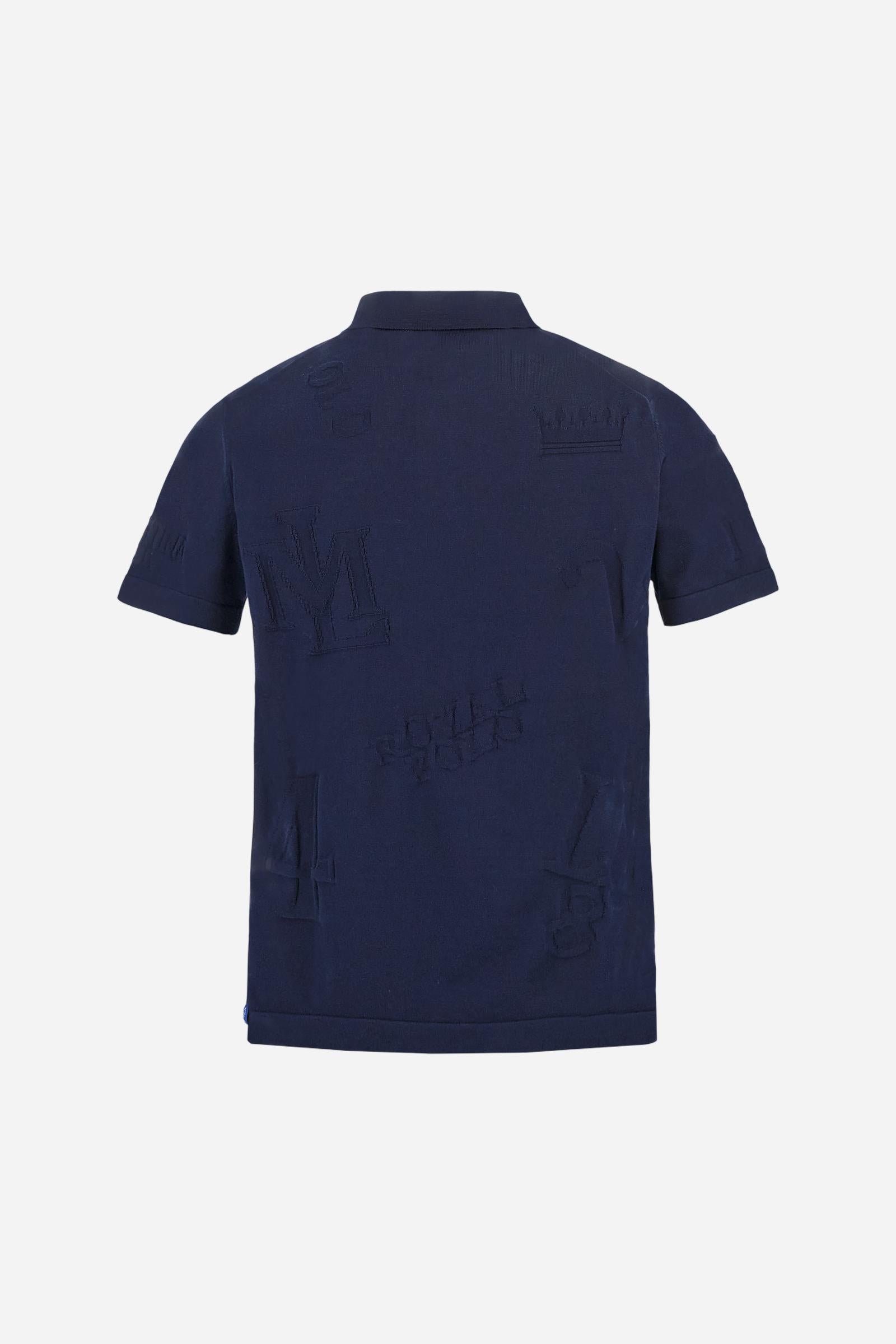 Men's short-sleeved, single-colour knitted polo shirt made of 100% combed cotton yarn. The fastening is with three buttons and the inside of the opening is in vertical rib. Various graphics are present over the garment, made by machine using an inlay technique. The logo on the left side of the chest is embroidered tone on tone. Regular fit. The model is wearing a size L. - Navy