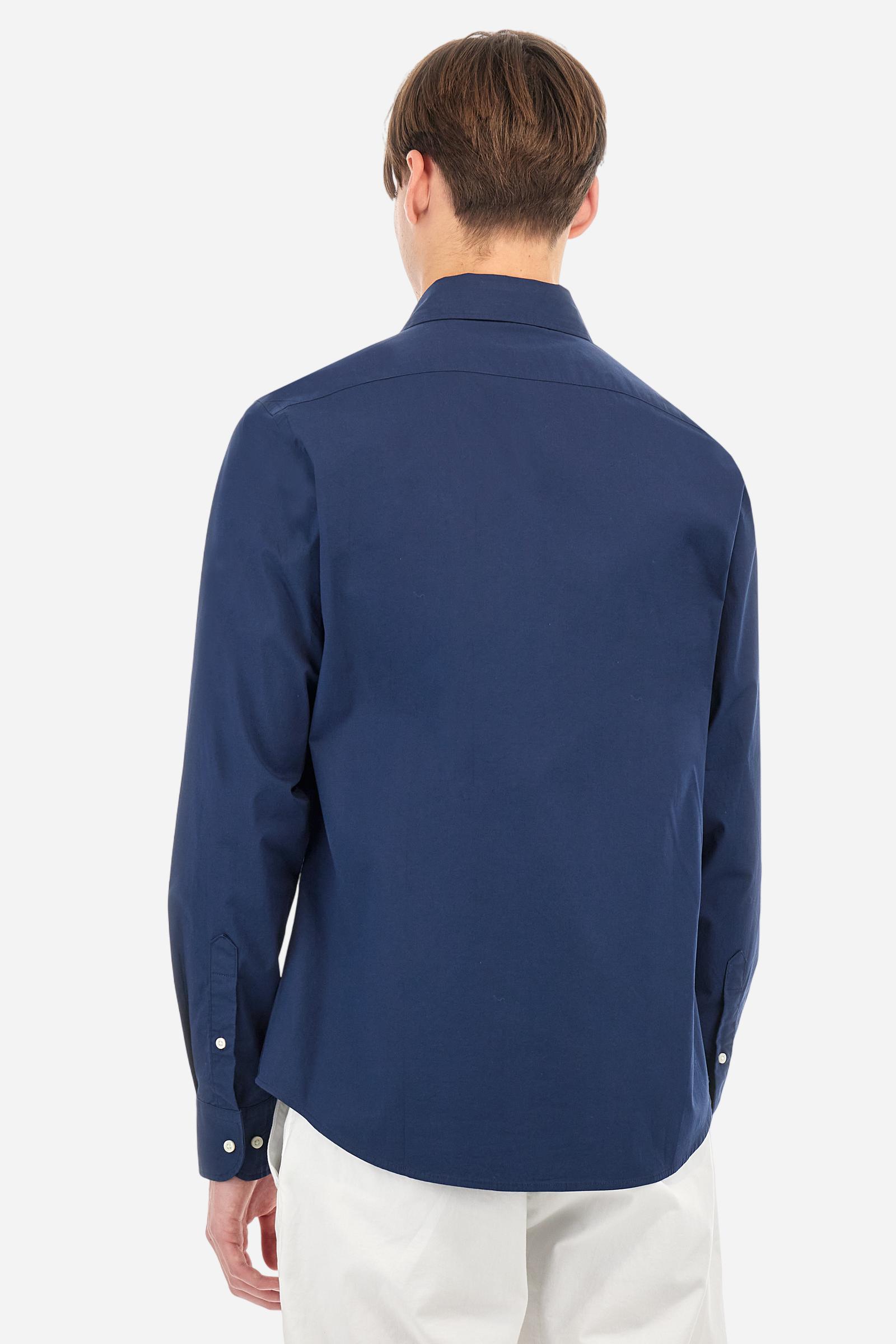 Men's single-colour long-sleeved shirt, made from 100% cotton poplin. Spread collar. The tricolour logo embroidery is on the chest, left side. The fit is slim. The model is wearing a size L. - Navy