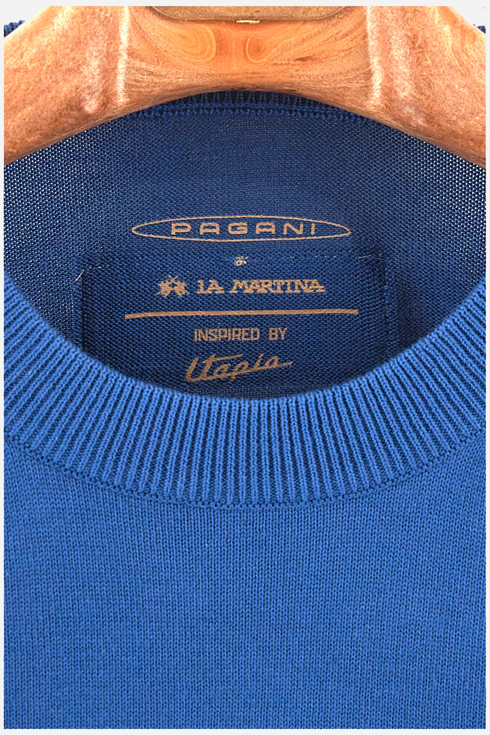 Men's long-sleeved crew-neck jumper in a single colour in collaboration with Pagani. Made from 100% cotton. Some parts of the garment have a woven basket stitch texture. Ribbed cuffs, neck and waist. The front features the line's characteristic lettering. The logo and "La Martina" and "Pagani" lettering are present on the patch representing the collaboration applied on both the front and back. The fit is regular. The model wears a size L. - Ensign Blue