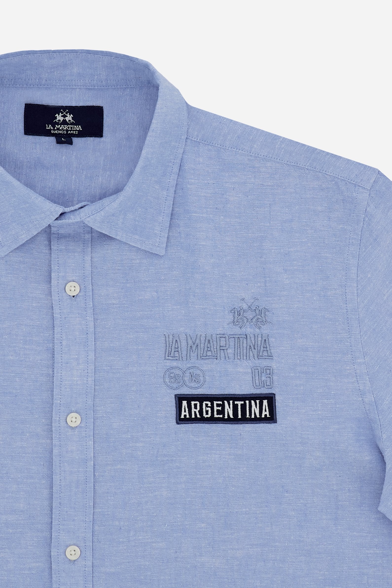 Men’s long-sleeve cotton and linen shirt. Regular fit with strong graphic identity, featuring prints and embroidery inspired by the Polo Team Argentina. - Cornflower blue