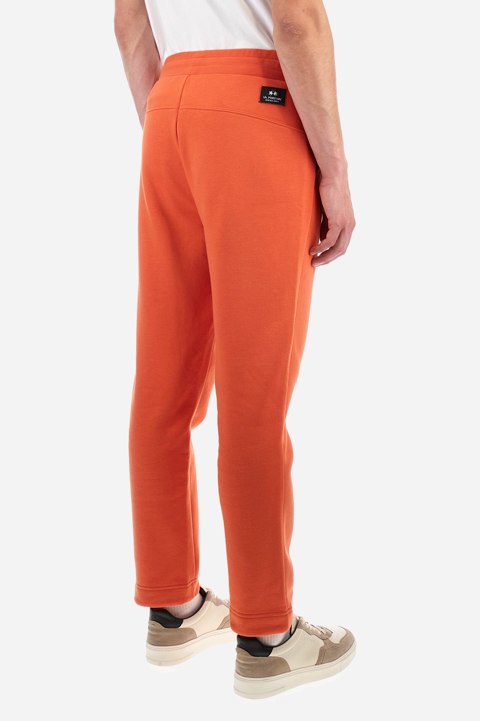 Men's plain jogging bottoms, made from a cotton blend. Drawstring waist and cuffs. Double front pocket. There is an additional zipped pocket on the front. The logo appears on an appliquéd plaque the back. Regular fit. The model is wearing a size L. - Pureed Pumpkin