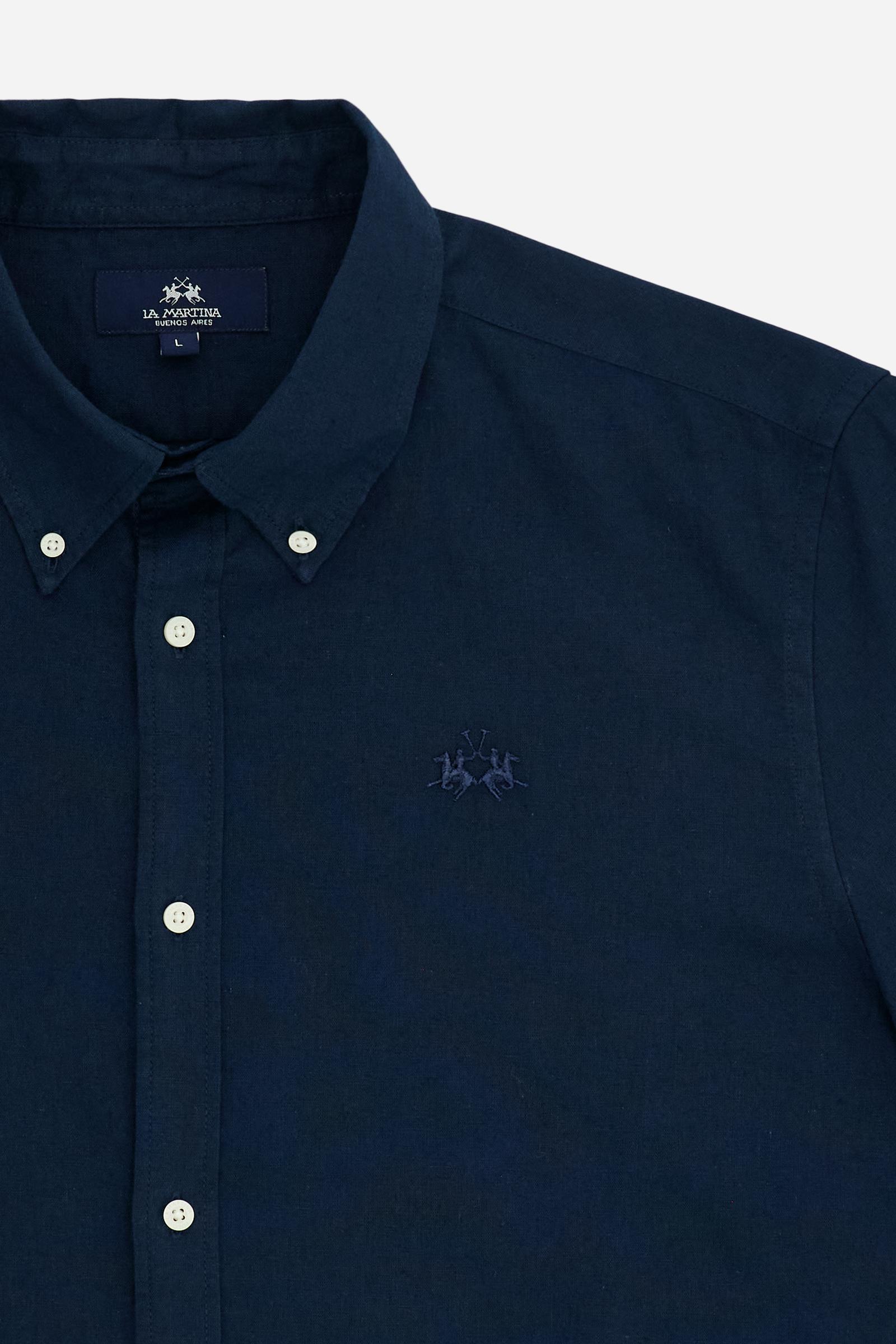 Men’s cotton and linen shirt with regular fit and French collar. Tone-on-tone embroidered logo and visible button placket. - Navy