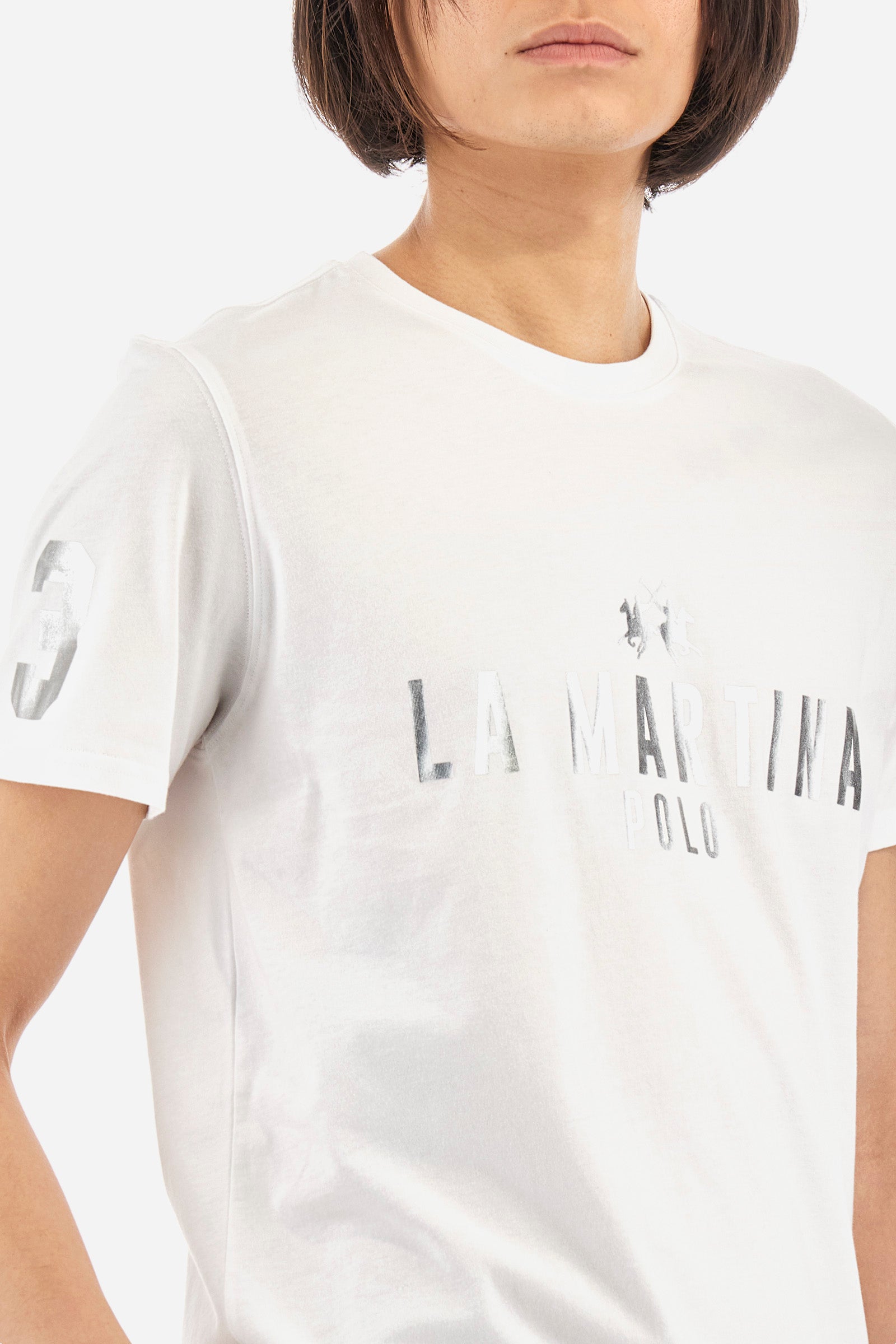 Men's short-sleeved T-shirt with a crew neck in a single colour. Made of 100% cotton. The front features a printed logo and the lettering "La Martina Polo". The number 3 is printed on one of the sleeves. Regular fit. The model wears a size L. - Optic White