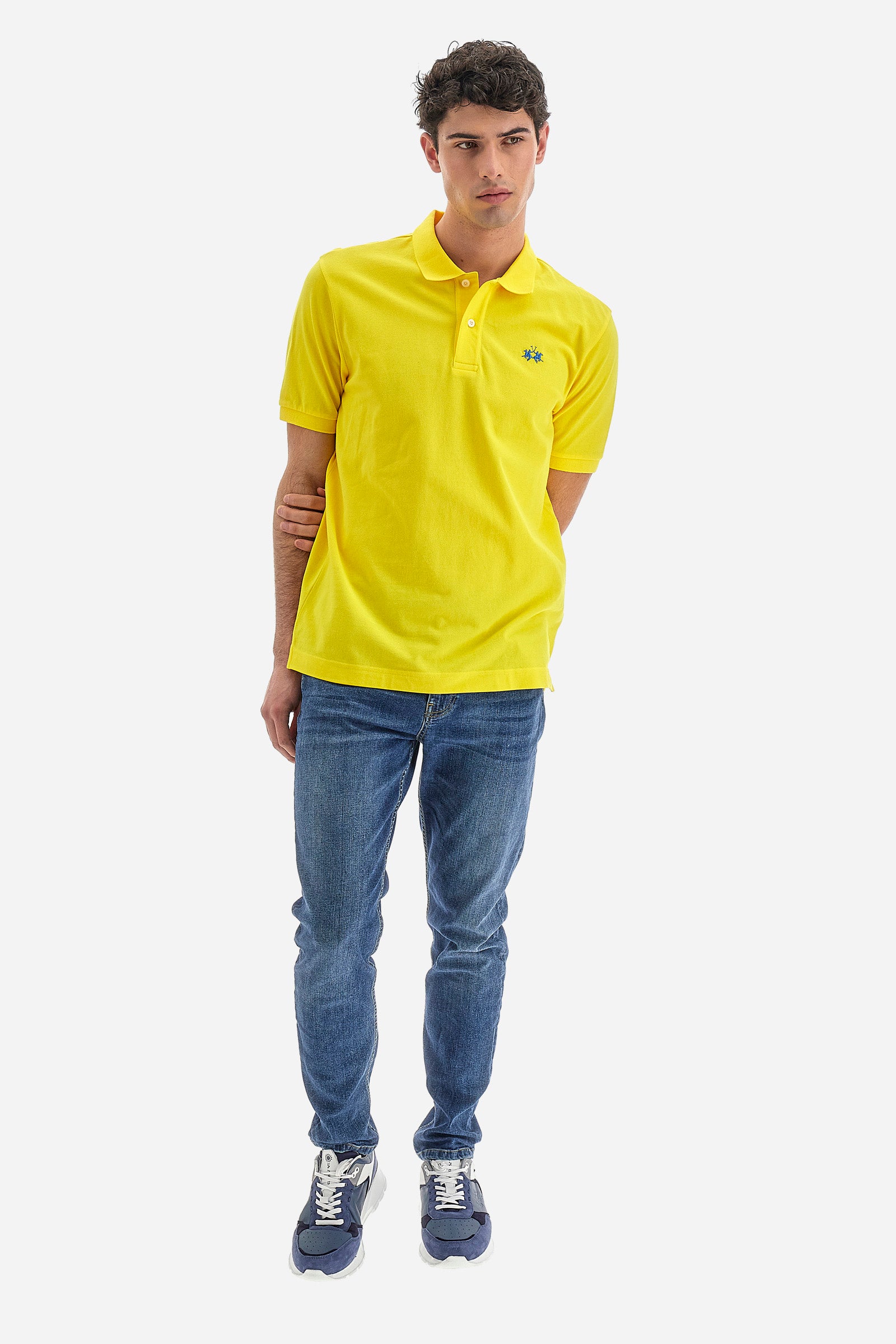 Men's plain-coloured, short-sleeved, regular-fit cotton polo shirt. Contrasting La Martina logo sewn onto the chest. This versatile garment goes perfectly with a pair of jeans from the collection. - Buttercup
