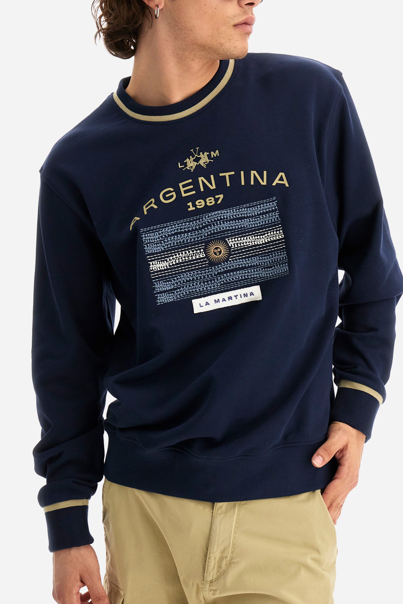 Men's crew-neck sweatshirt with long sleeves, single colour. Made in French terry cotton. The collar and cuffs are ribbed with a contrasting trim, while the waistband is also ribbed but in a matching colour. The large embroidery on the chest combines classic techniques, with workmanship that recalls a handmade spirit, together with the logo and initials of the brand. Regular fit. The model is wearing a size L. - Navy