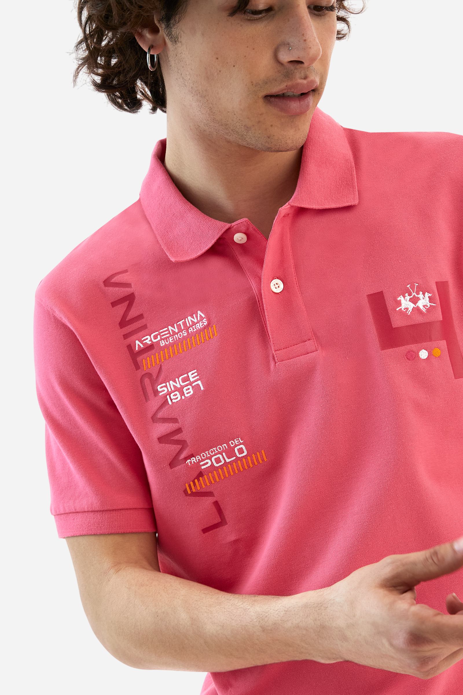 Short-sleeved, single-colour men's polo shirt made of stretch cotton piqué. Fastens with two buttons. Rib collar and cuffs in matching tone. The graphics and applications on the chest are made with mixed techniques, namely printing and embroidery. The logo is embroidered on the chest, left side. The fit is regular. The model is wearing a size L. - Honey Suckle
