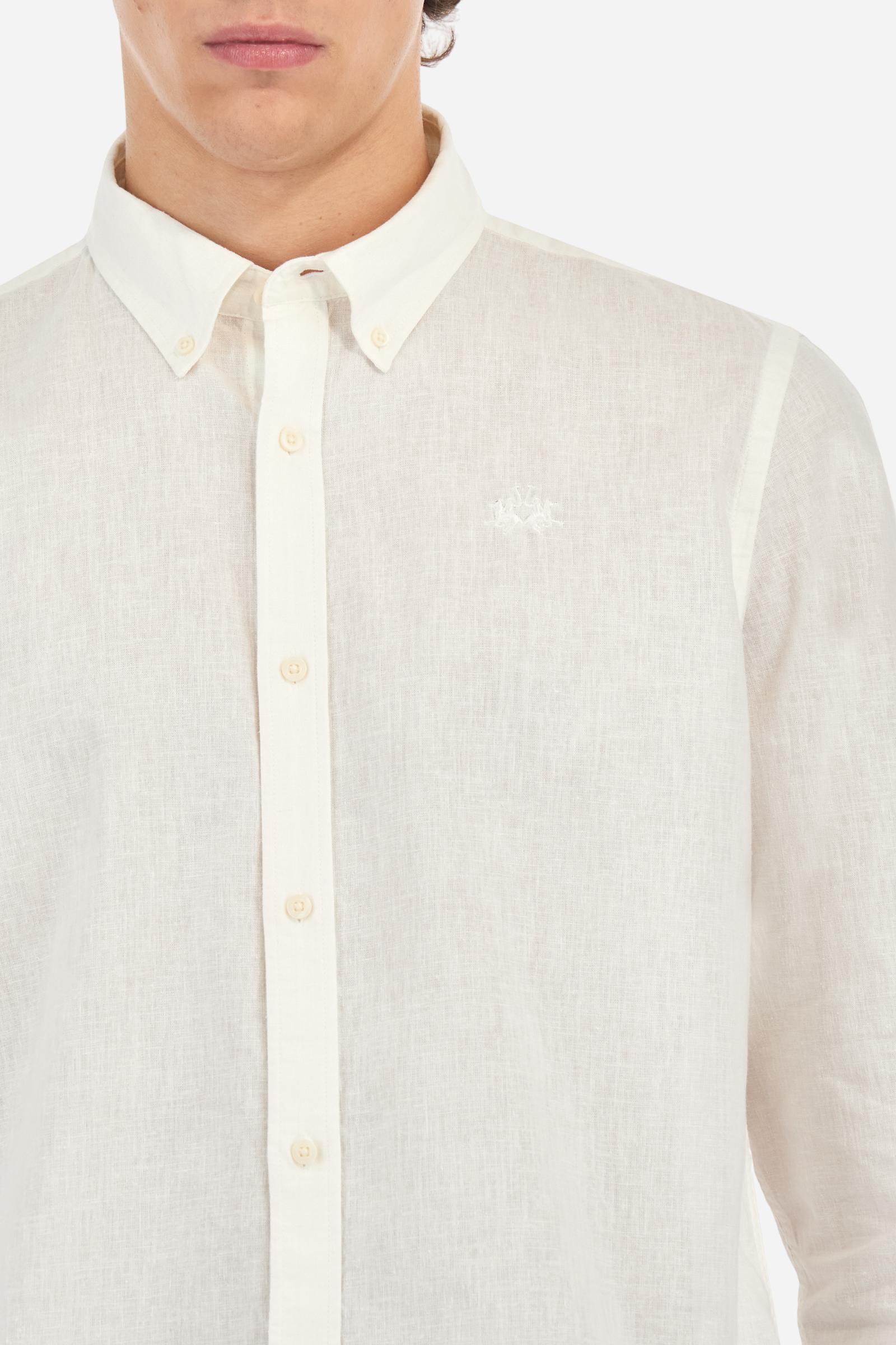 Men's plain long-sleeved shirt made from linen canvas. It features a button-down collar and a basic, traditional design, with woven labels at the bottom of the opening. The logo is embroidered on the chest, over the heart, in tone-on-tone thread. Regular fit. The model is wearing a size L. - Optic White