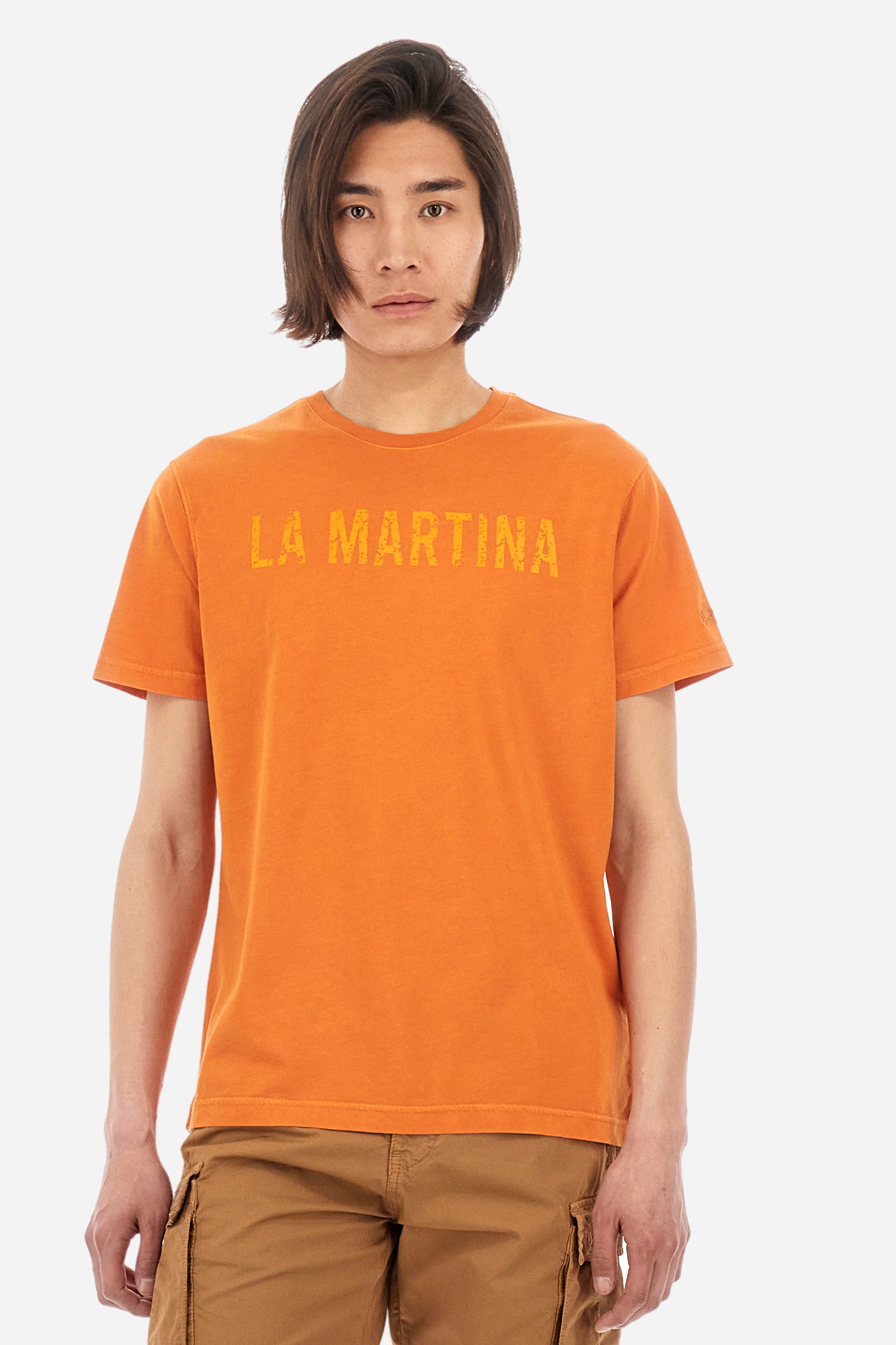 Men's short-sleeved T-shirt with a crew neck in a single colour. Made of 100% cotton. On the front we find the writing "La Martina". A small logo is embroidered tone-on-tone on one of the sleeves. Regular fit. The model wears a size L. - Marmelade