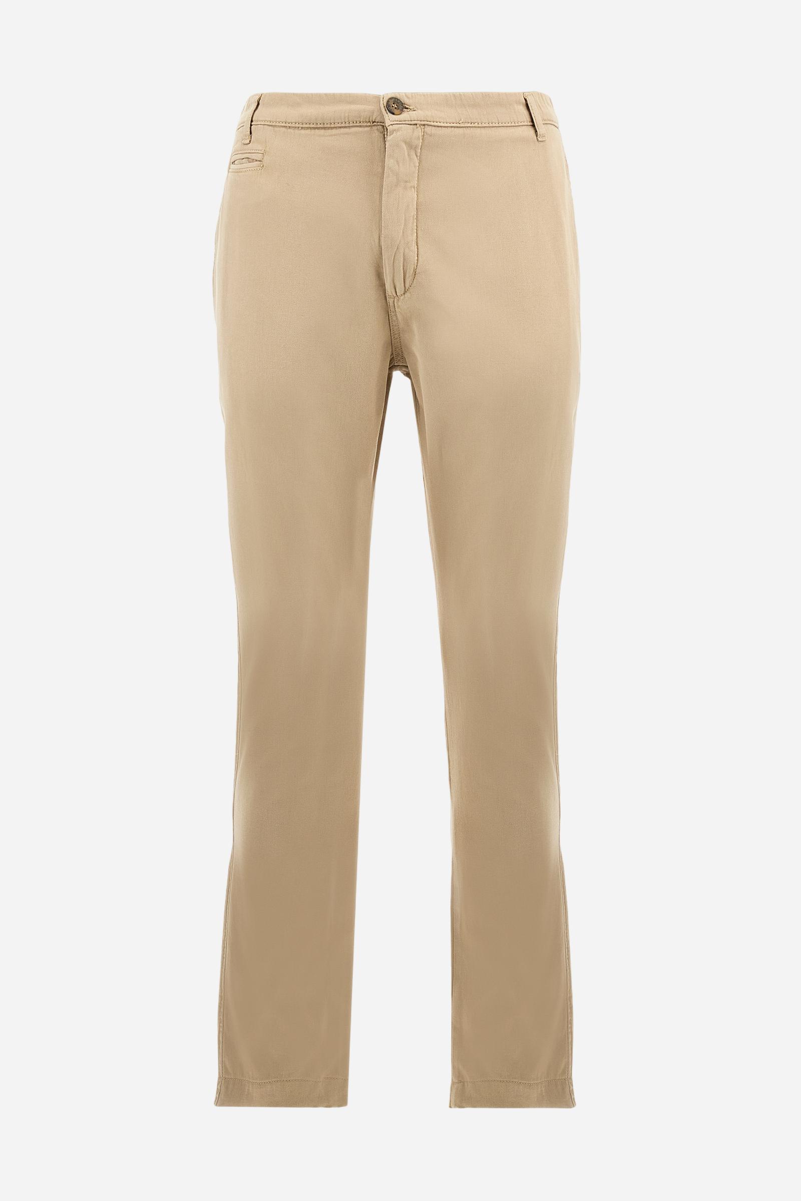 Single-colour men's chino trousers made of cotton and linen canvas. Straight leg. Zip fastening and faux horn button. The side pockets are inserted in the side and on the front, at the right, under the strap, there is a small coin pocket. The back pockets are double-welted and fasten with a visible faux horn button. The logo is present on a fabric patch sewn on the back. Regular fit. The model is wearing a size 33. - Twill