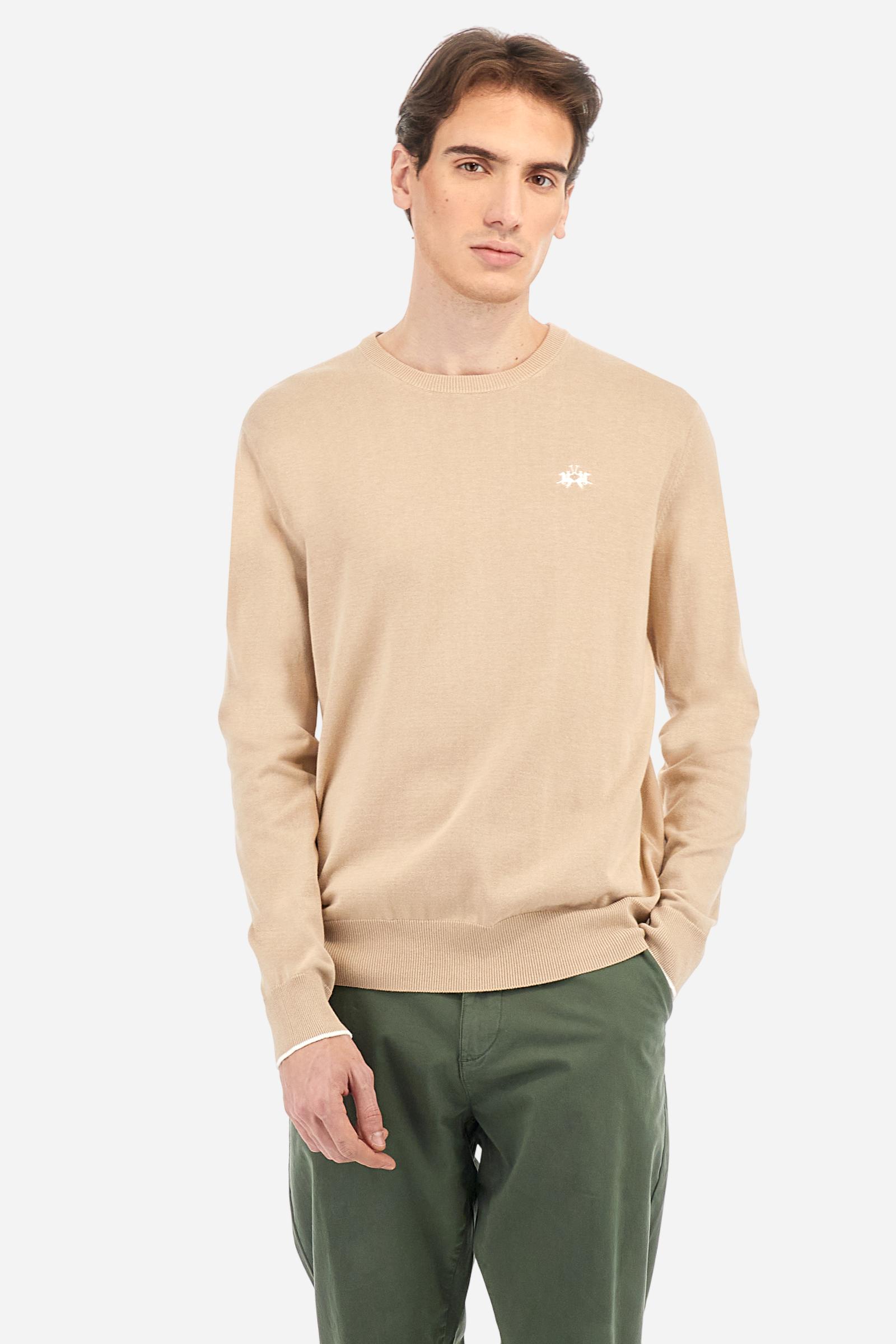 Men's plain long-sleeved pullover made of 100% combed cotton yarn. The collar is in two-tone ribbed knit: the exterior features the same tone as the jumper while the interior is in contrast. The cuffs and the band at the bottom are also made of ribbed knit. The cuffs also feature a contrasting stripe on the edge as a decorative motif. The logo is embroidered on the left side of the chest in contrasting thread. Regular fit. The model is wearing a size L. - Smoke Grey