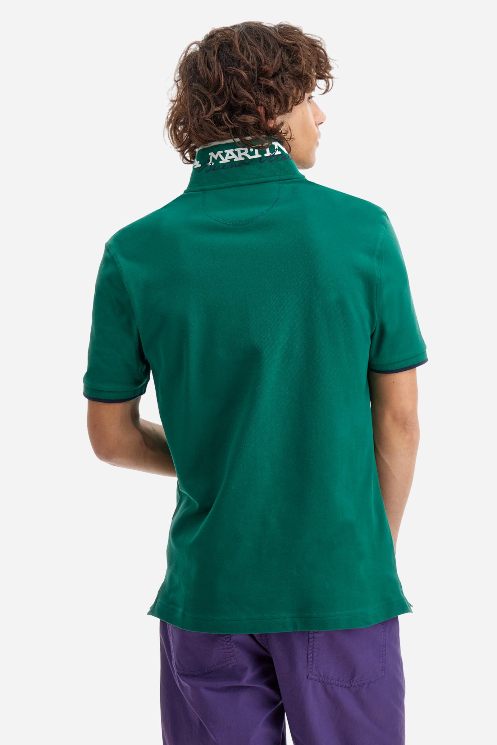 Short-sleeved, single-colour men's polo shirt made of stretch cotton piqué. Fastens with two buttons. The collar and cuffs are ribbed, and there is a colour-contrasting trim at the bottom of the collar. Inside the collar there is a grosgrain ribbon of a different shade. The logo is embroidered on the chest in a contrasting colour. The fit is slim. The model is wearing a size L. - Evergreen