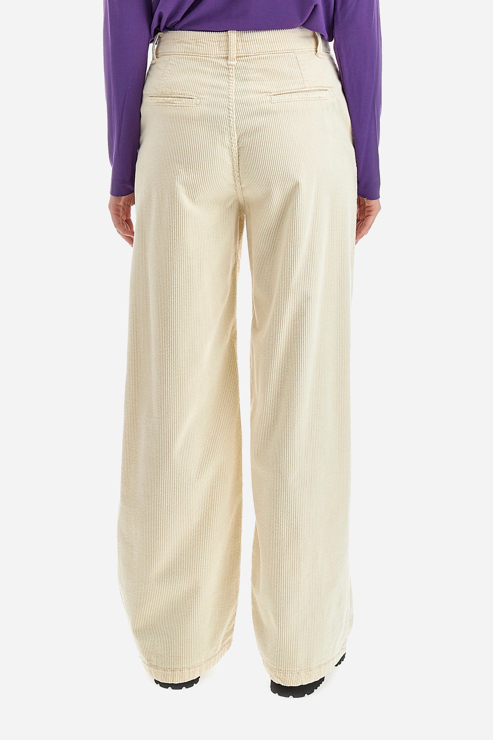 These women's trousers in 100% soft cotton have a stunning solid colour striped velvet-effect surface. Perfect for an elegant and refined look, this garment features welt pockets with an applied logo and a double back pocket. With their combination of comfort and style, these trousers are an essential addition to any woman's wardrobe. The model is 174 cm tall and wears a size 2. - Blanc de Blanc