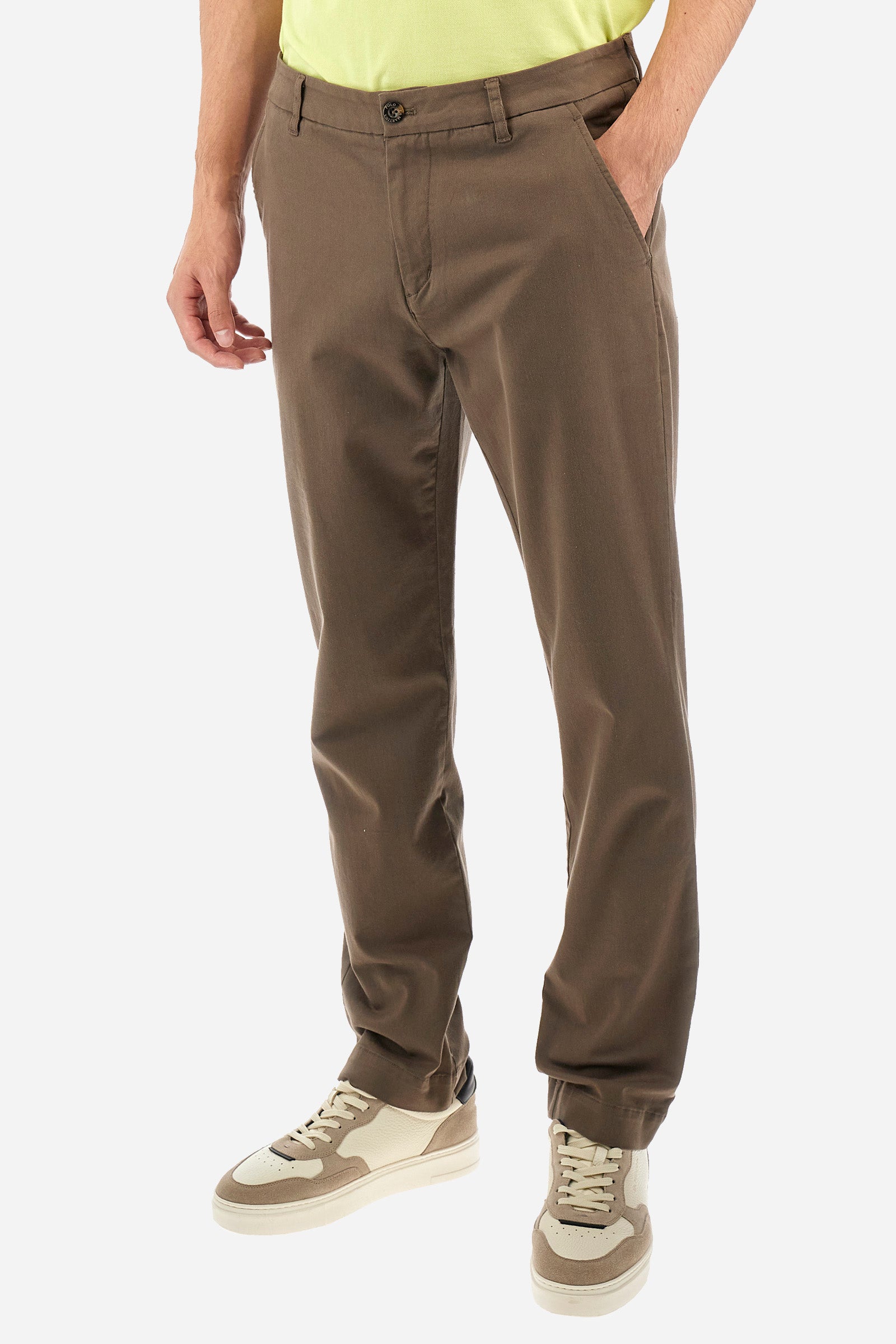 Men's single-colour chinos in stretch cotton. With belt loops, zip and button fastening. There are two functional front pockets, two rear pockets and two further pockets on the sides of the trousers. The logo is sewn on the back. The fit is regular. The model wears a size 33. - Bungee Cord