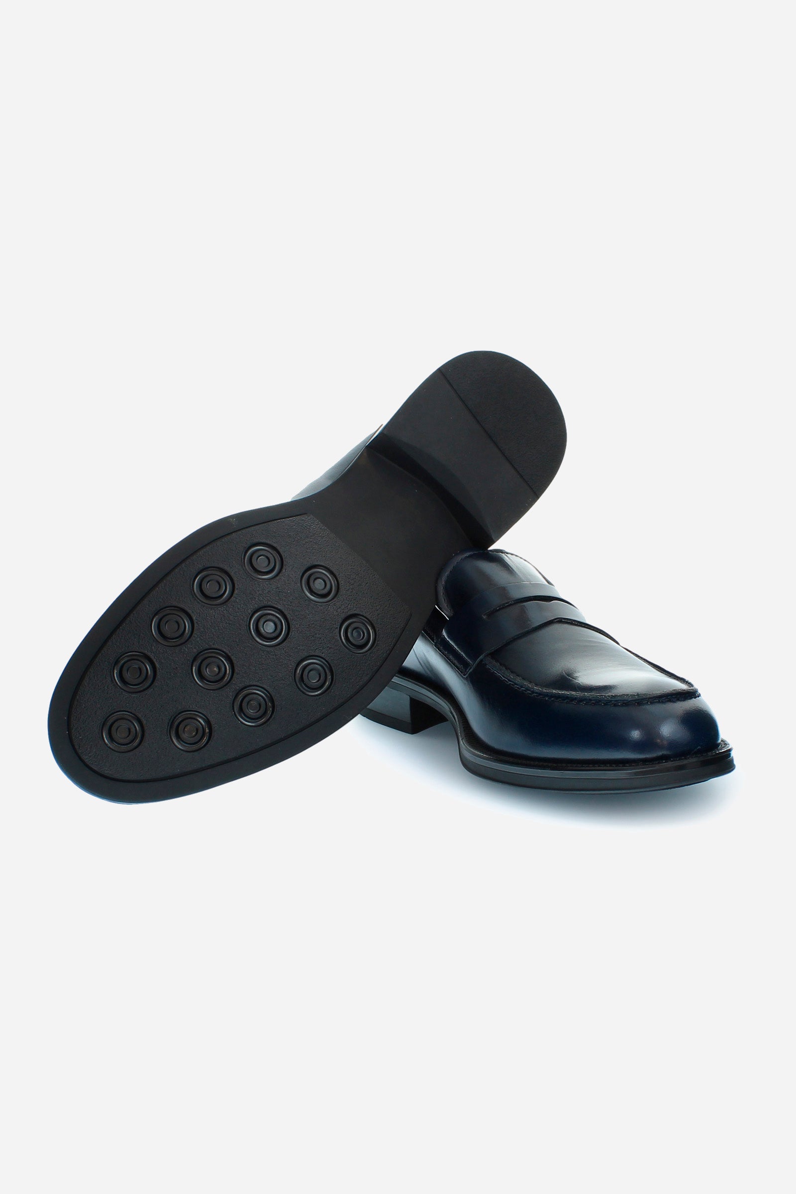 Classic and elegant men's college shoe made of single-coloured calfskin. The sole is made of black natural rubber, and the band on the template is in the same colour as the upper. The logo is printed in gold on the footbed. Perfect for adding a touch of class to a fresh and elegant look. - BLUE