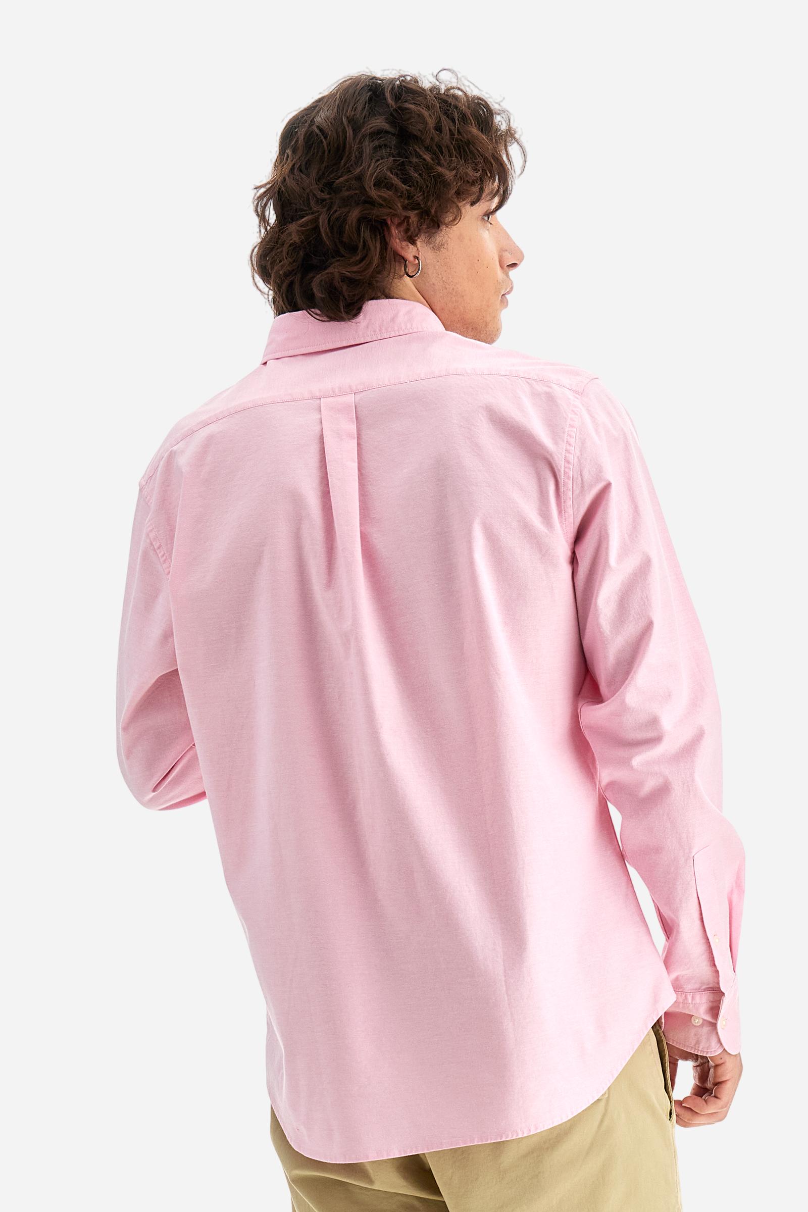 Men's long-sleeved Guards shirt in a single colour. Made in Oxford cotton. Button-down collar. The Guards crest, symbolic of the line, is embroidered on the chest. The brand's initials are embroidered on the left side, at hip height. Regular fit. The model is wearing a size L. - Parfait Pink
